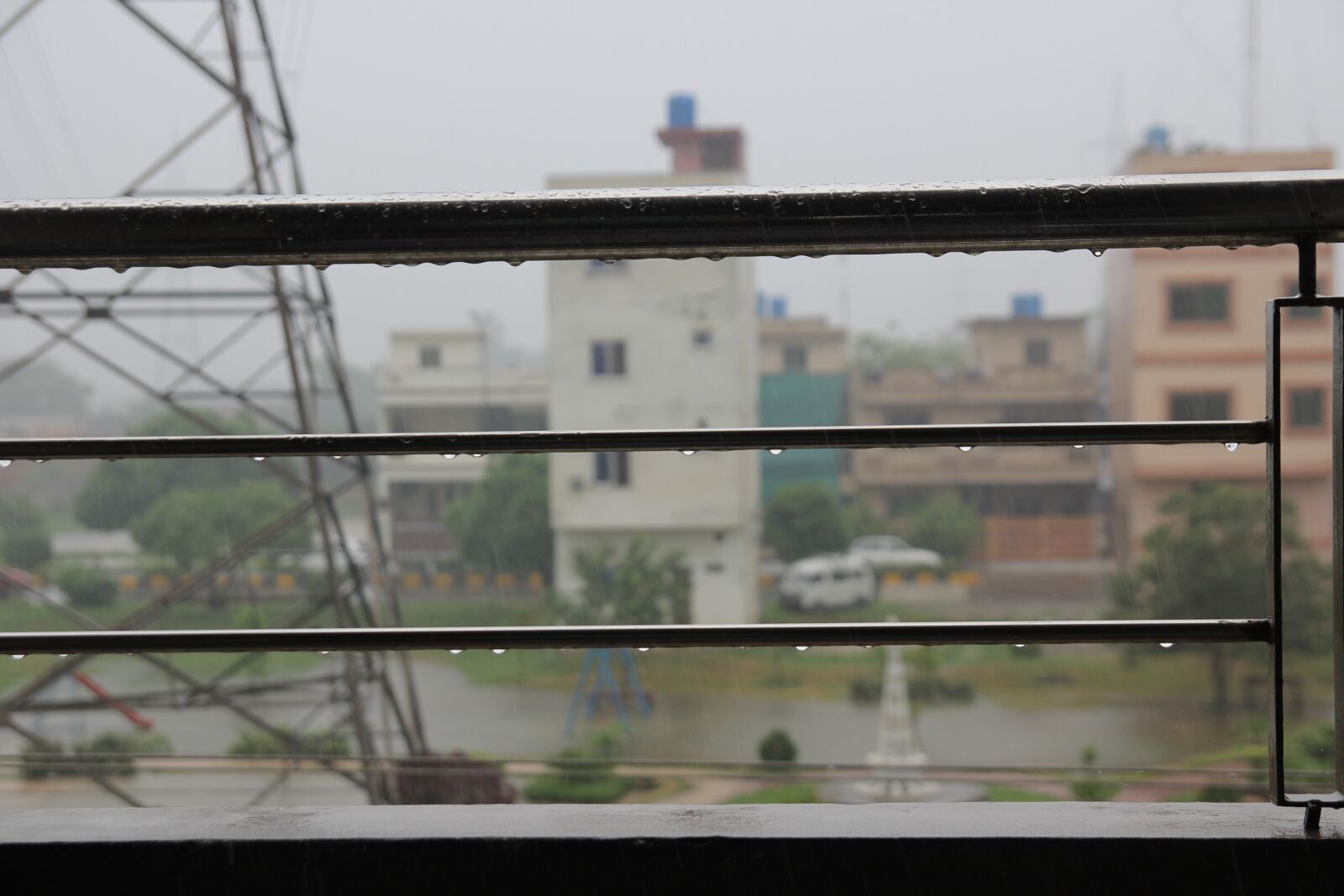 Canon EOS 60D + Tamron SP AF 17-50mm F2.8 XR Di II LD Aspherical (IF) sample photo. Rain photography