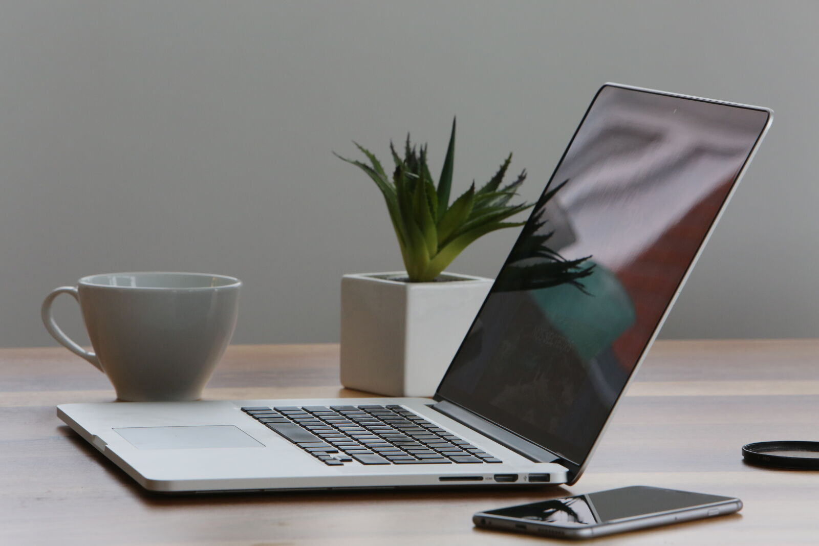 Canon EF 70-200mm F2.8L IS USM sample photo. Macbook, pro, iphone, cup photography