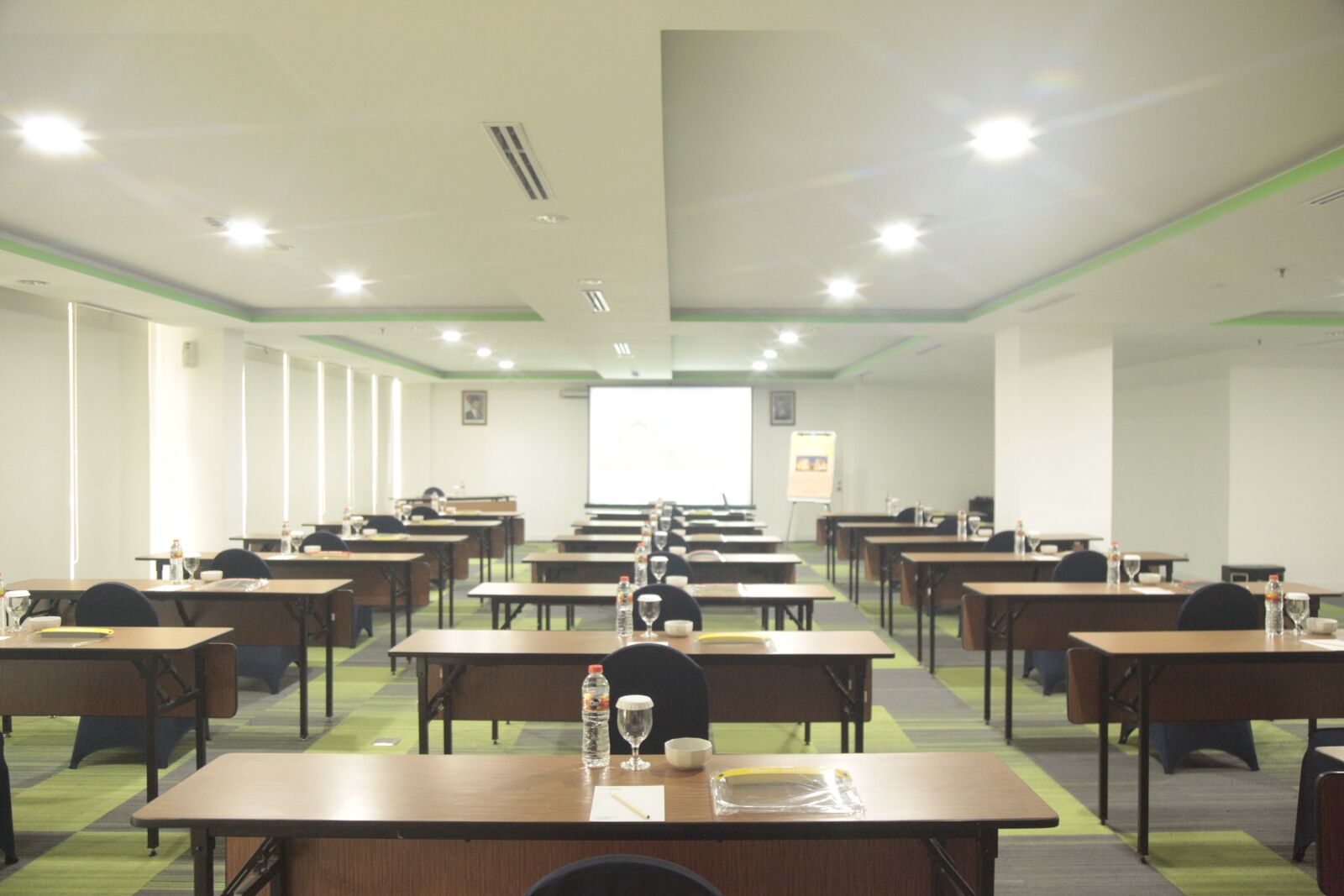 Canon EOS 5D Mark II sample photo. Meeting, room, conference photography