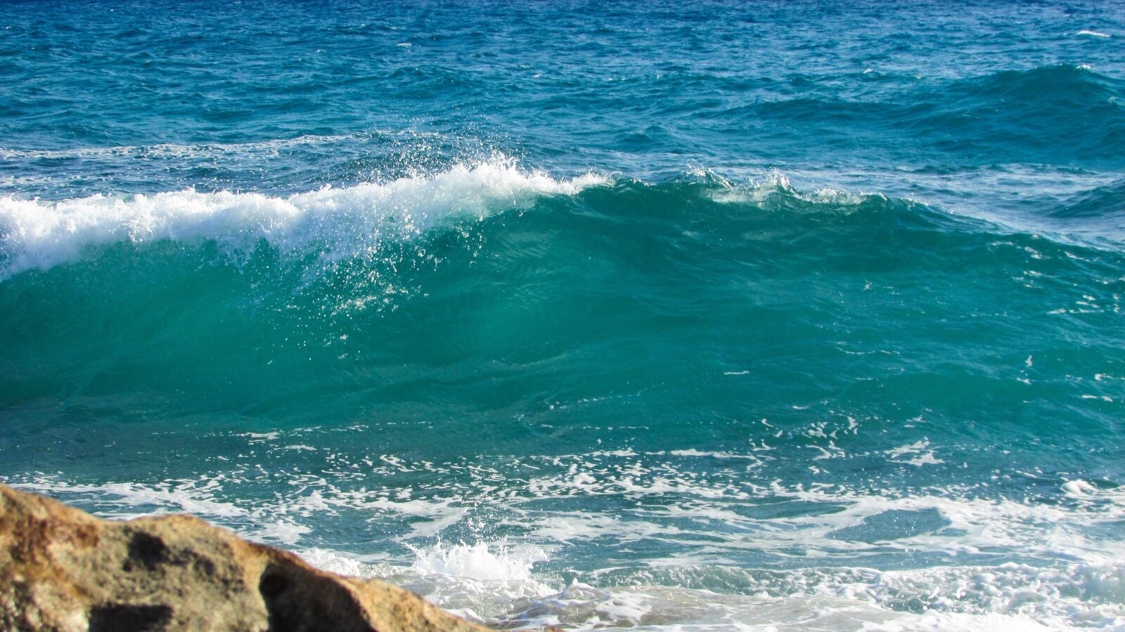 Canon PowerShot SX400 IS sample photo. Waves, foam, spray photography