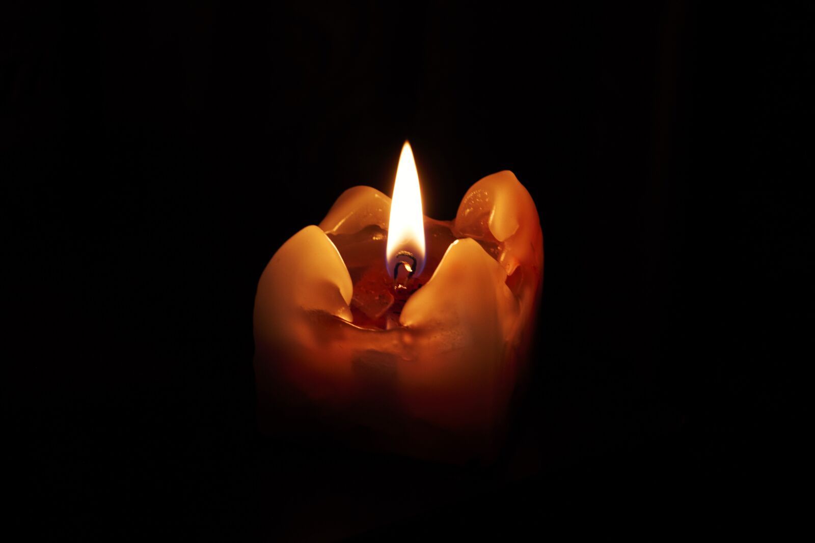 Canon EOS 550D (EOS Rebel T2i / EOS Kiss X4) sample photo. Light, candle, dark photography