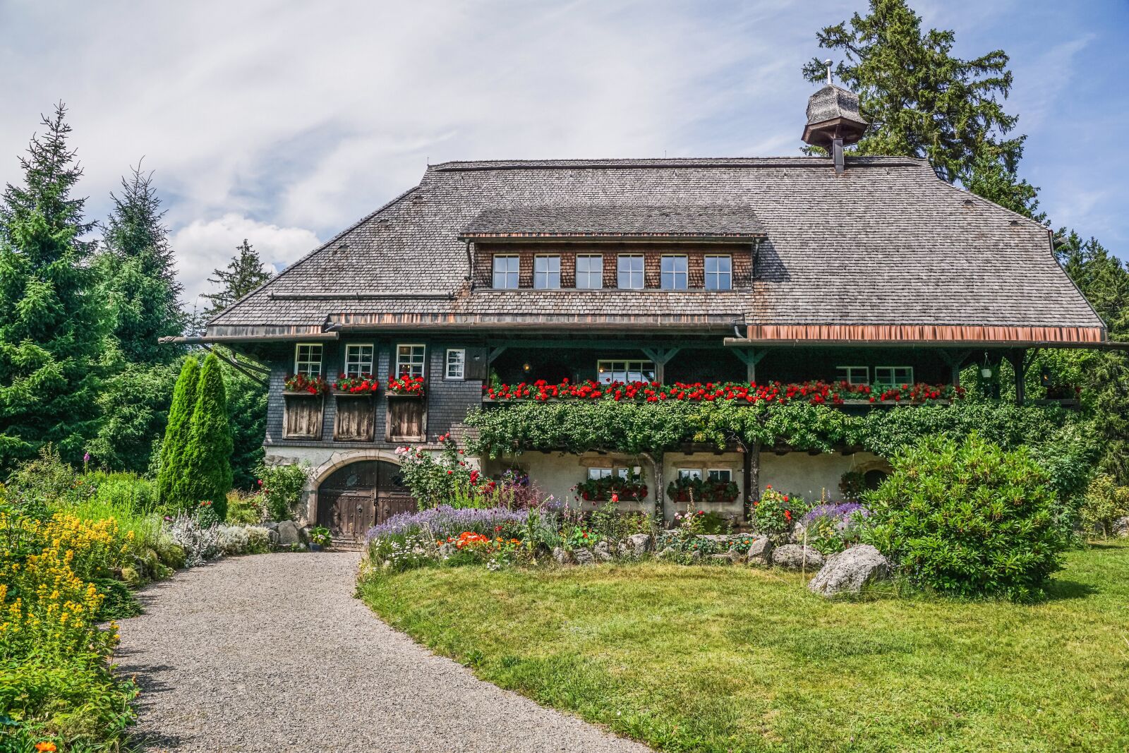Sony DT 18-135mm F3.5-5.6 SAM sample photo. House, forest house, truss photography