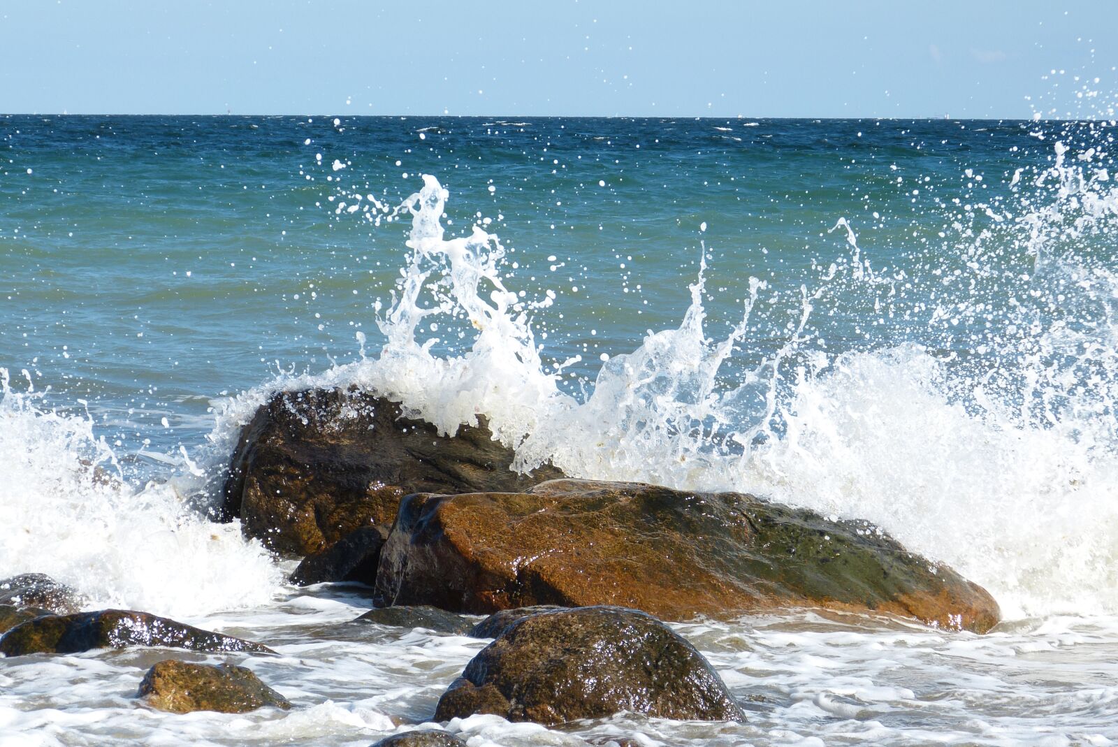 Panasonic Lumix DMC-FZ150 sample photo. Baltic sea, rock, sea photography
