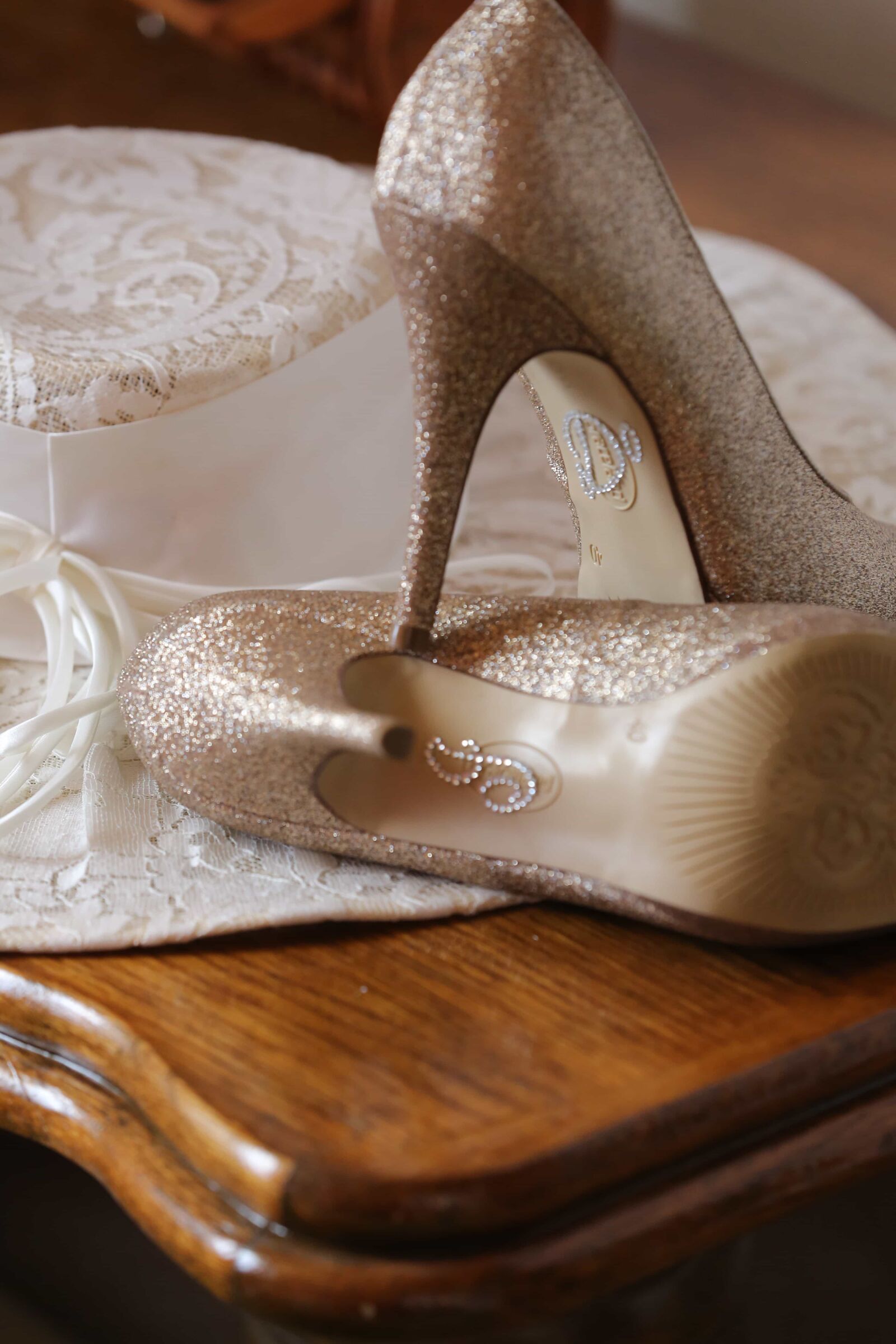 Canon EOS 5D Mark III sample photo. Elegance, glamour, hat, heels photography