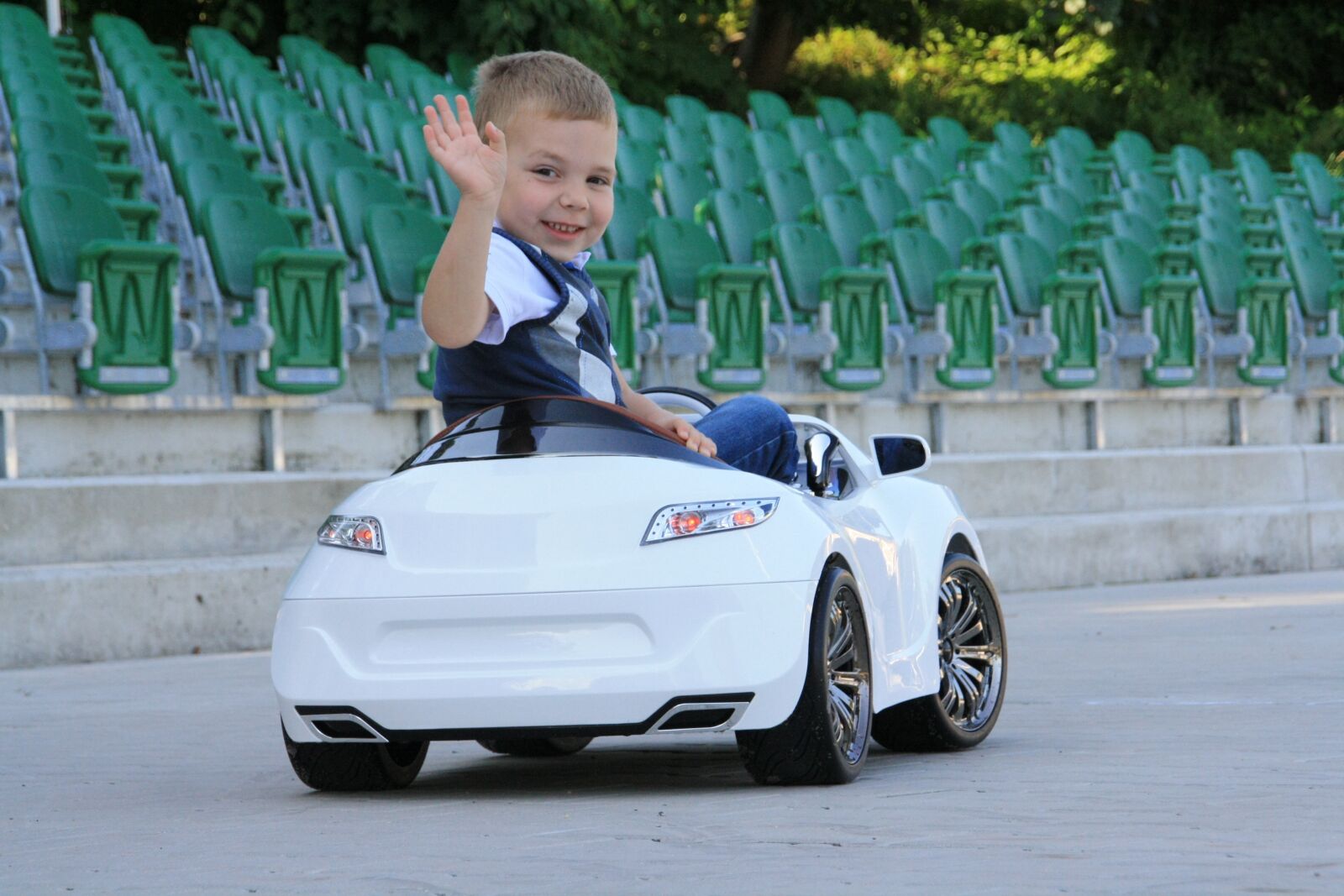 Canon EOS 1000D (EOS Digital Rebel XS / EOS Kiss F) sample photo. Auto, children's car, boy photography