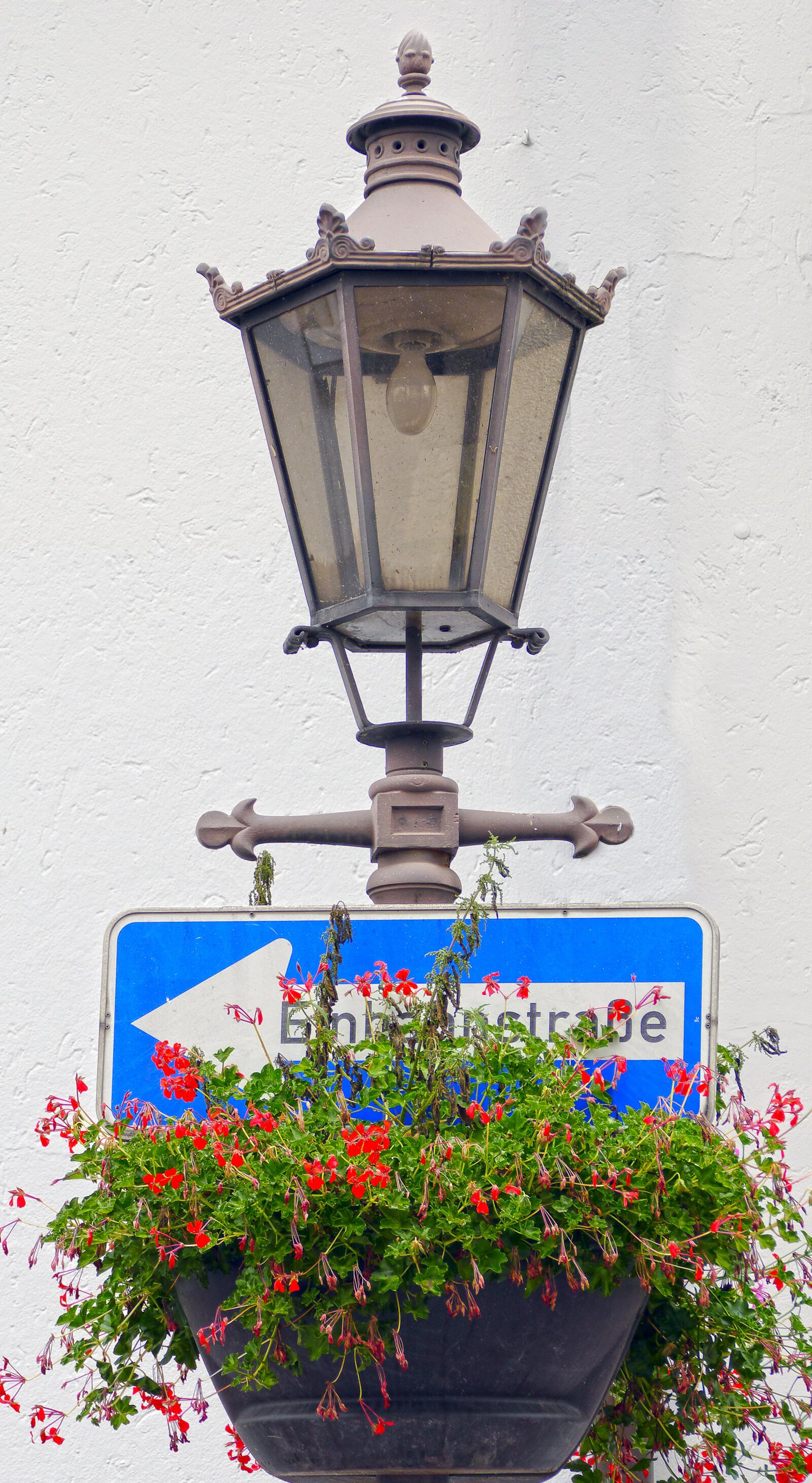 Panasonic Lumix DMC-FZ1000 sample photo. Street lamp, traffic sign photography