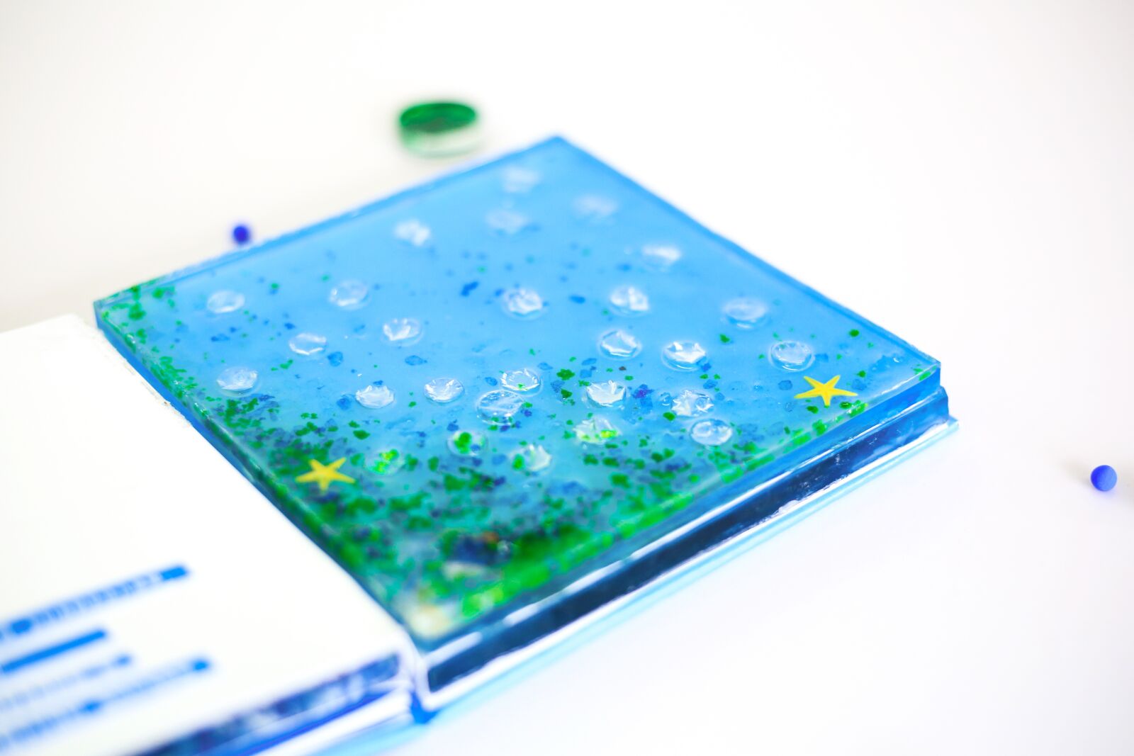 Canon EF 50mm F1.8 STM sample photo. Three-dimensional book, blue, bubble photography