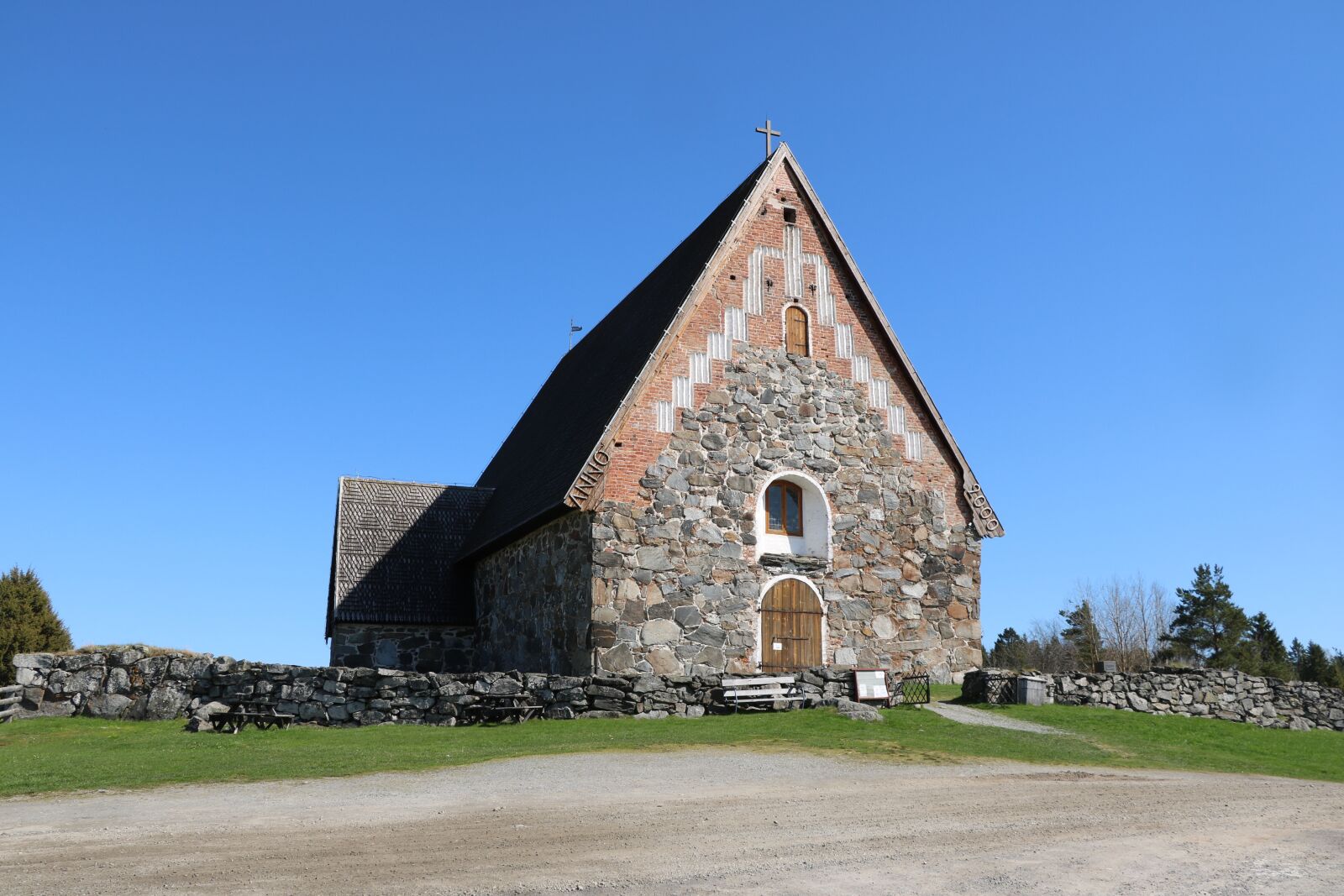 Canon EOS 750D (EOS Rebel T6i / EOS Kiss X8i) sample photo. Church, stone church, middle photography