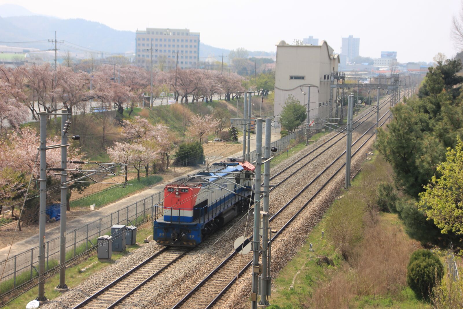 Canon EOS 600D (Rebel EOS T3i / EOS Kiss X5) sample photo. Korea, railway, transportation photography