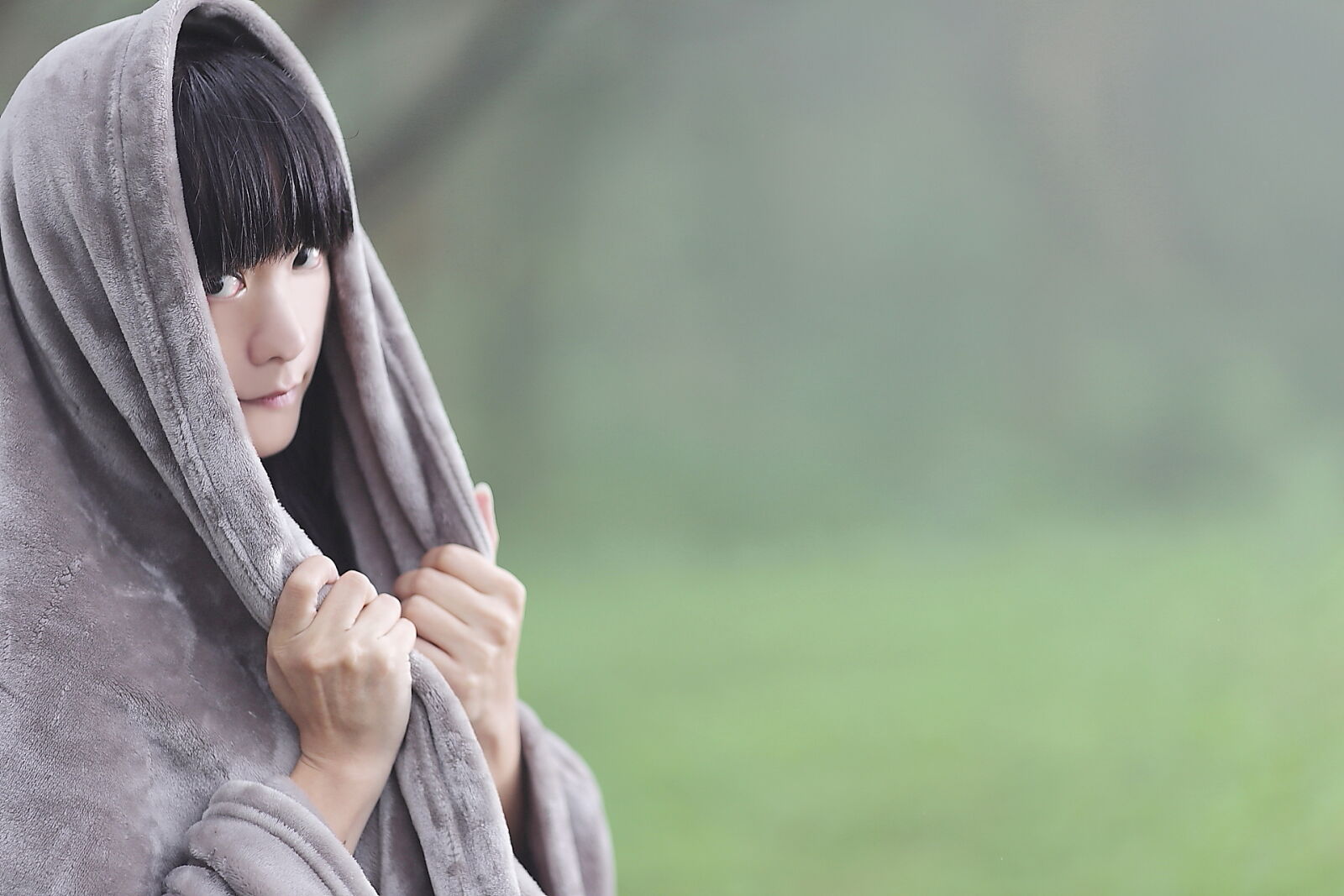 Canon EF 135mm F2L USM sample photo. Person, wearing, gray, hoodie photography