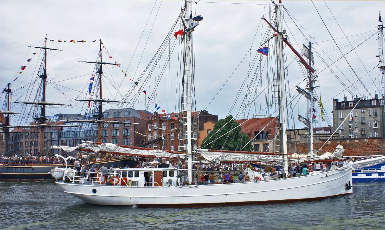 Sony Alpha DSLR-A100 sample photo. Yacht, sailing ship, cruise photography