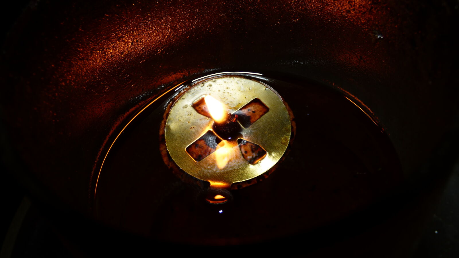Panasonic DMC-FZ72 sample photo. Black, brown, candle, dark photography