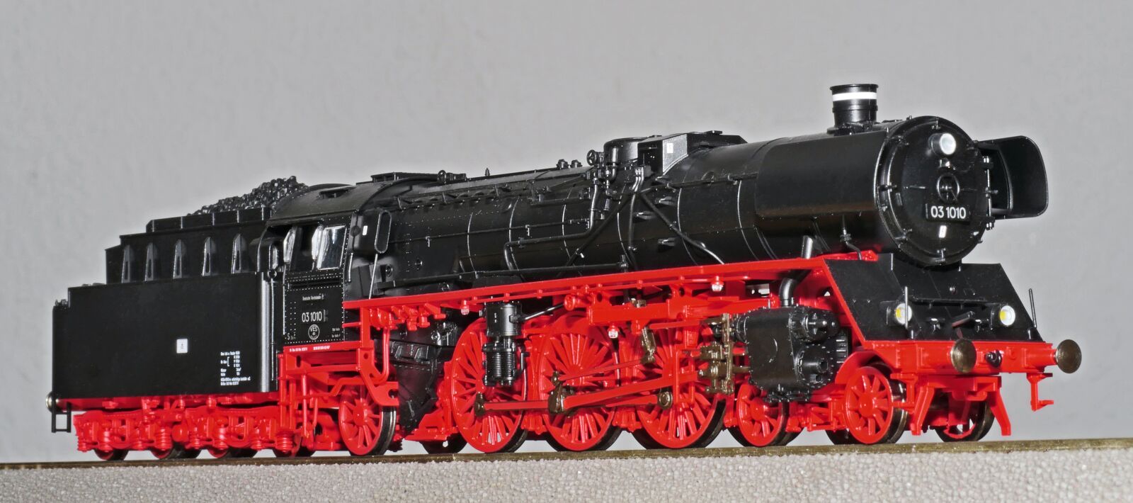 Panasonic Lumix DMC-GX8 sample photo. Steam locomotive, model, scale photography