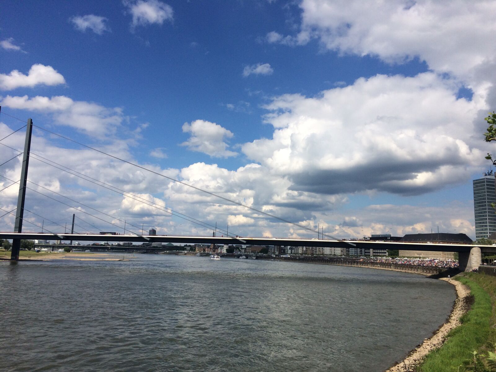 iPhone 5s back camera 4.15mm f/2.2 sample photo. D sseldorf, rhine promenade photography