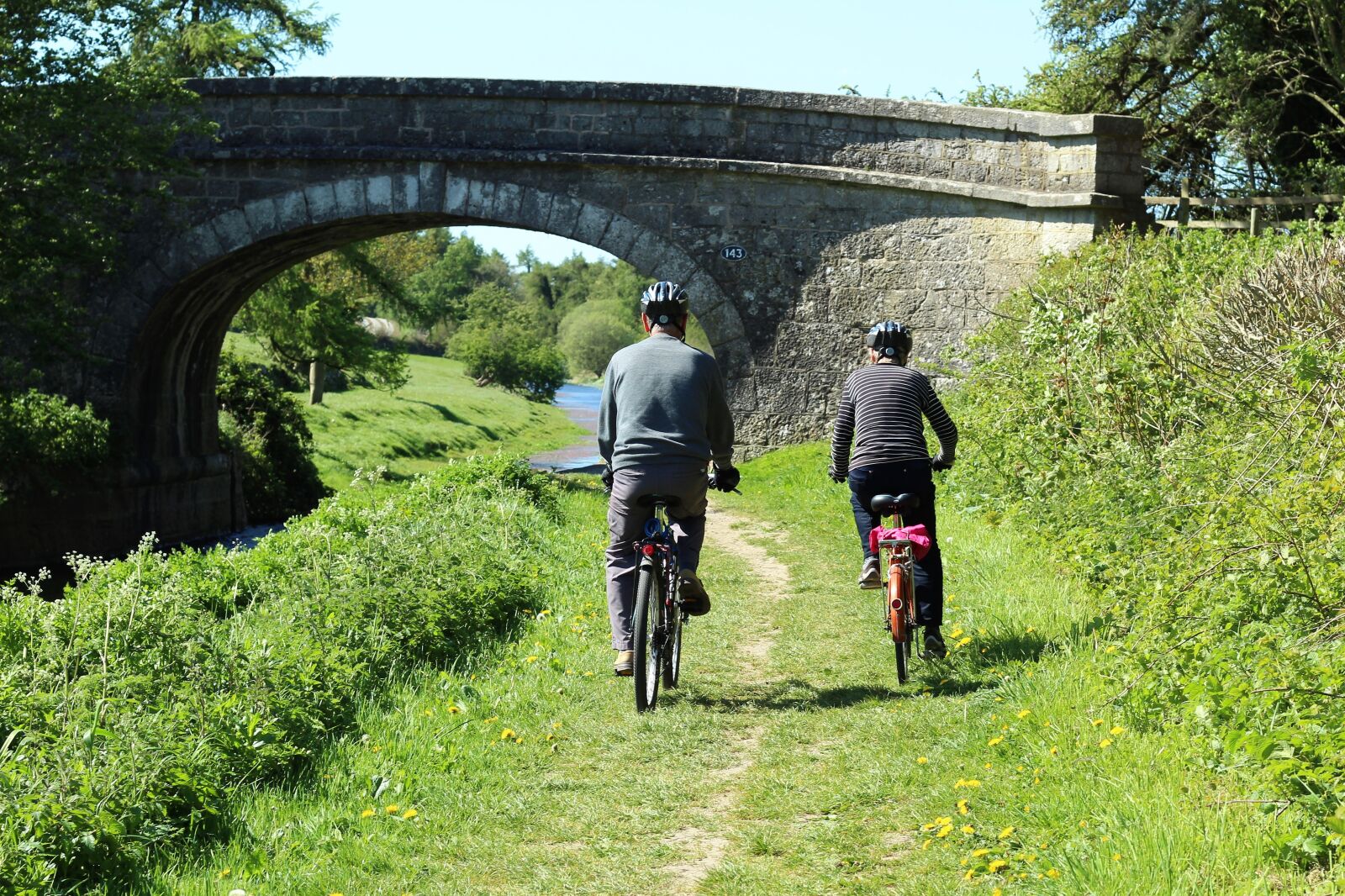 Canon EOS 1300D (EOS Rebel T6 / EOS Kiss X80) + Canon EF 50mm F1.8 STM sample photo. Cyclists, cycle, couple photography