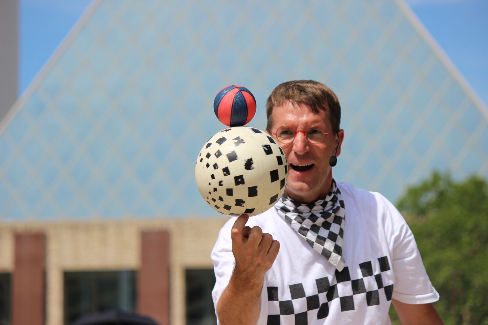 Canon EOS 600D (Rebel EOS T3i / EOS Kiss X5) sample photo. Street performer, perform, entertain photography