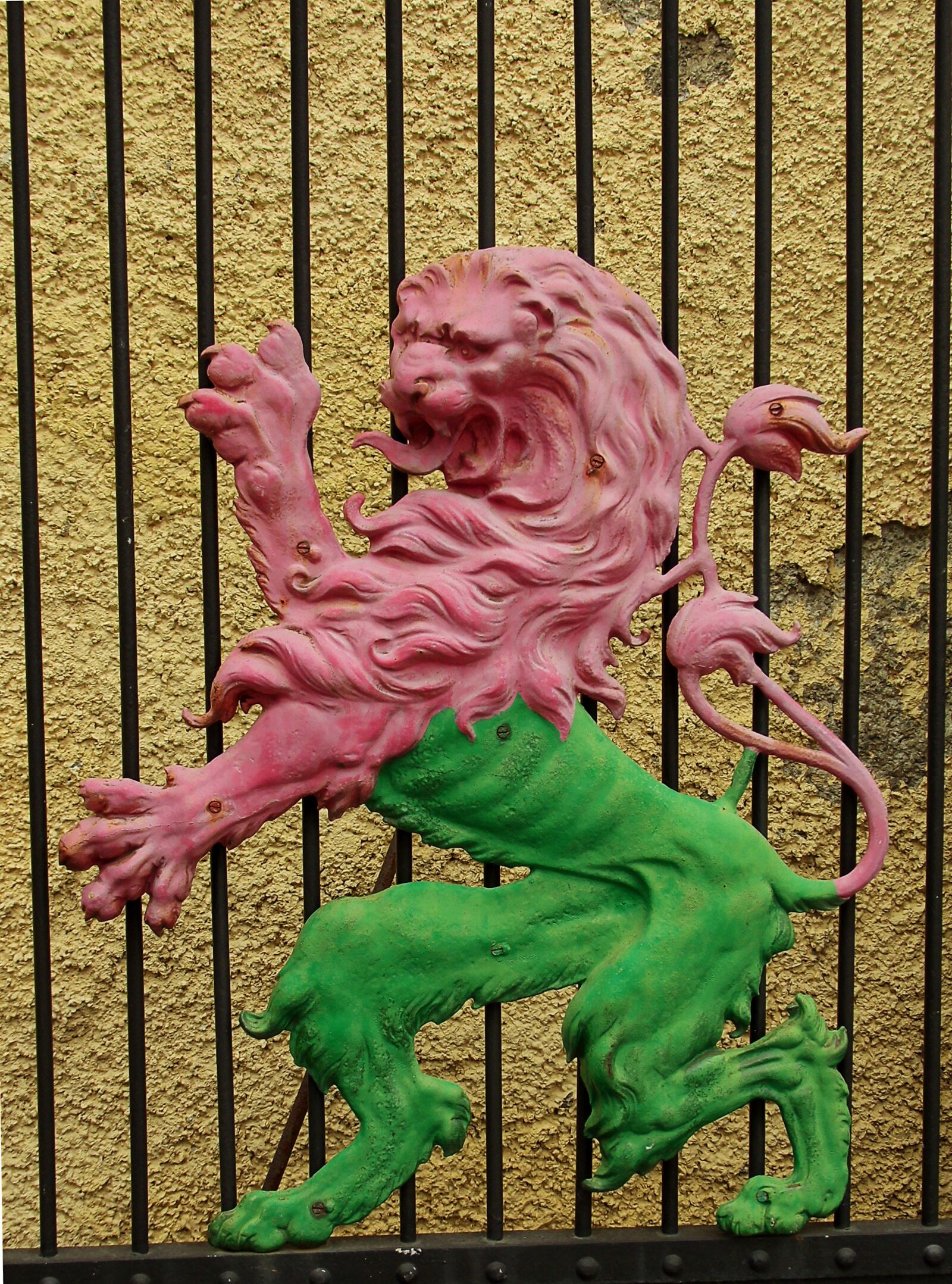 MEDION MD86824 sample photo. Grid, goal, heraldic animal photography