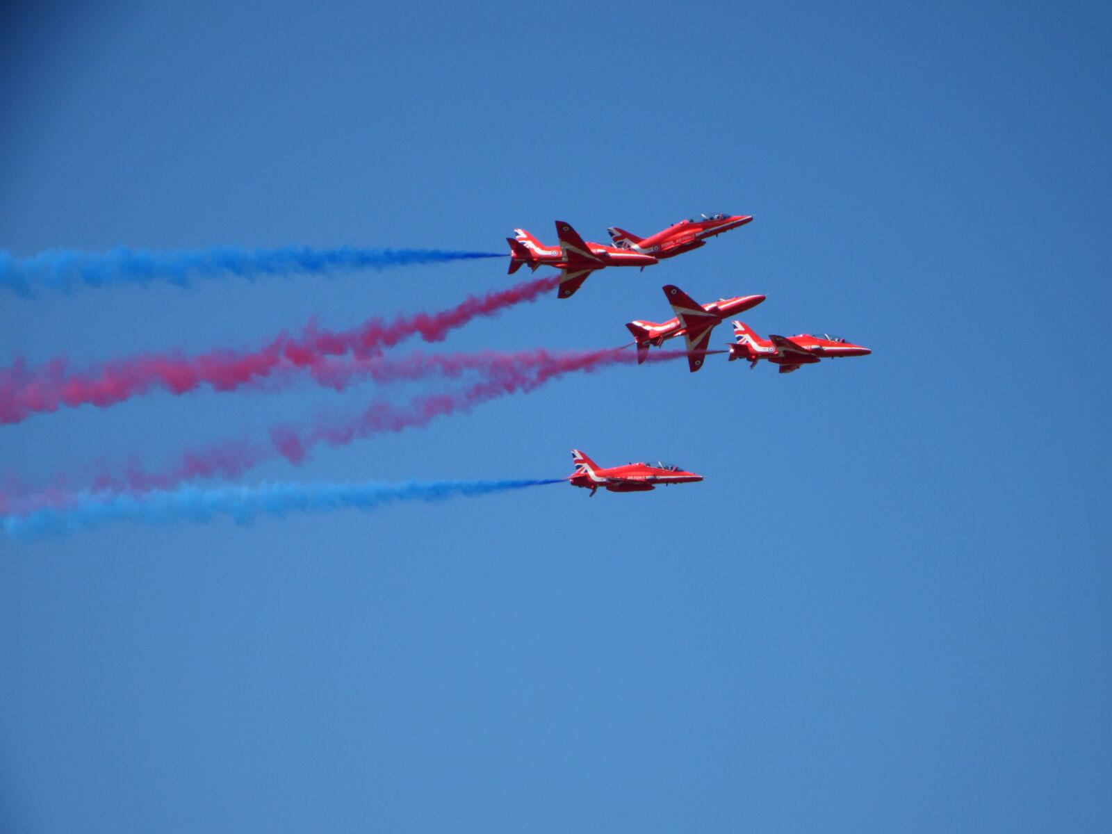 Fujifilm FinePix SL1000 sample photo. Red arrows, airshow, air photography