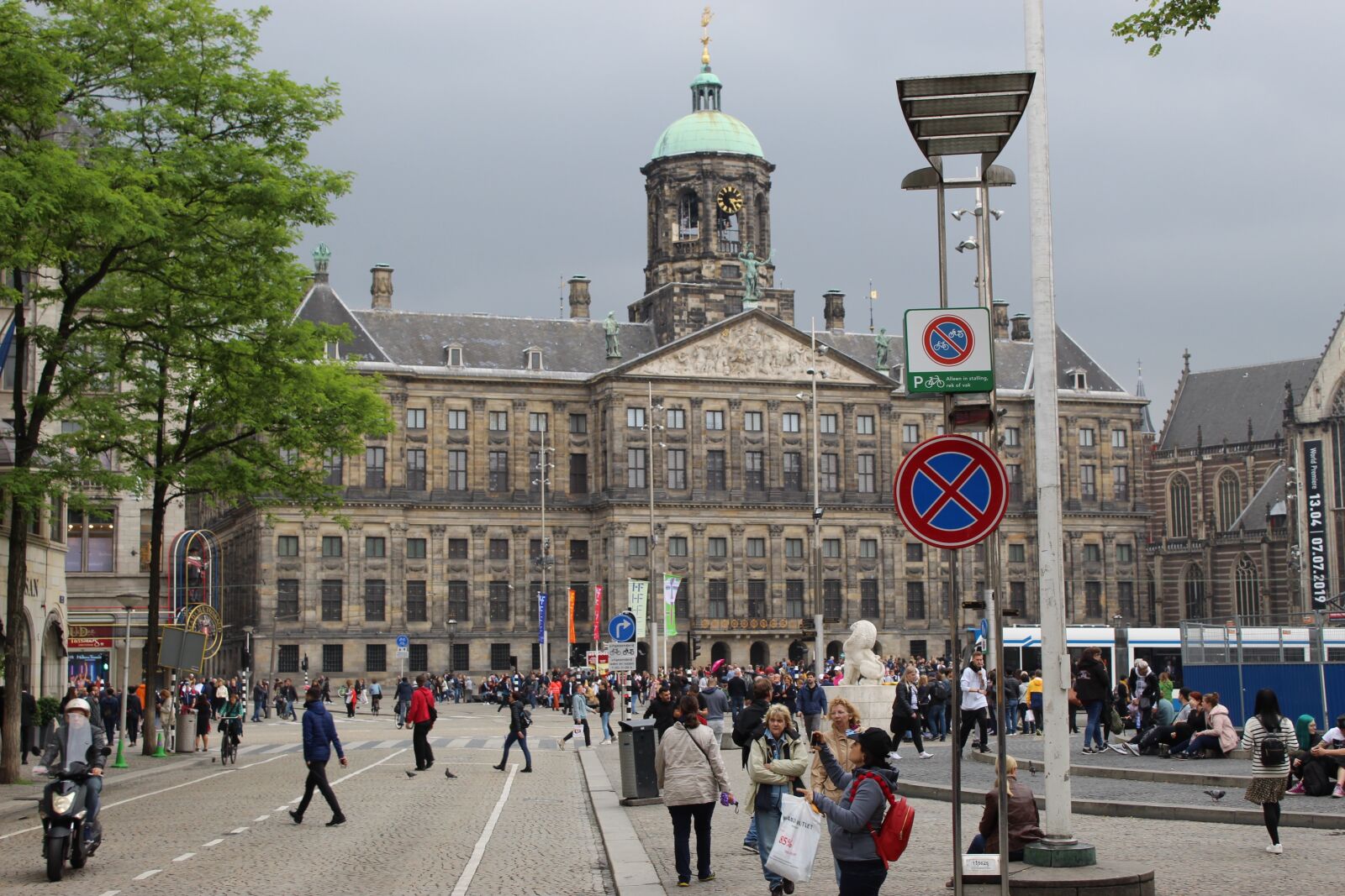 Canon EOS 4000D (EOS Rebel T100 / EOS 3000D) sample photo. Women, location, amsterdam photography
