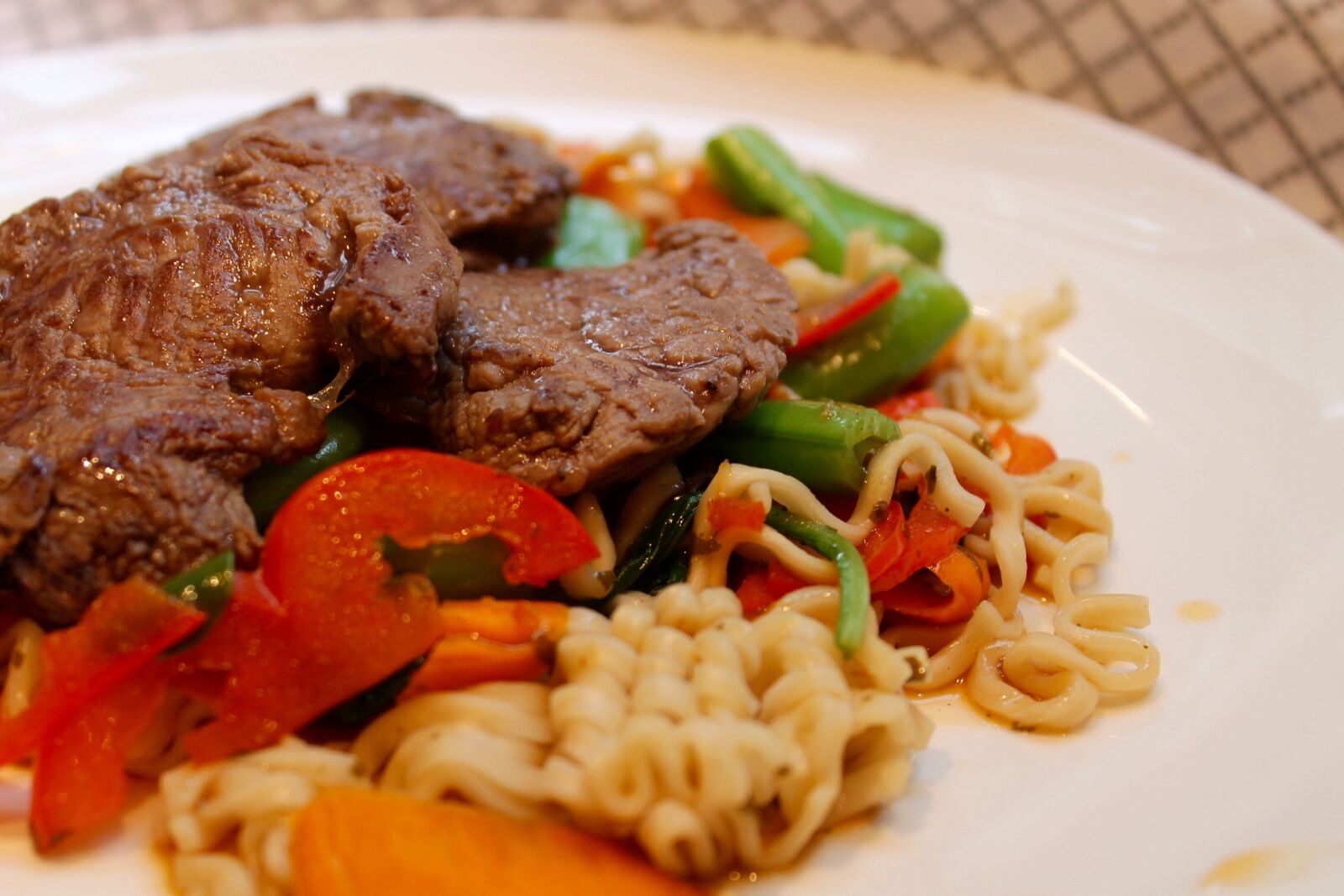Canon EOS 1100D (EOS Rebel T3 / EOS Kiss X50) sample photo. Noodle, steak, vegetables photography