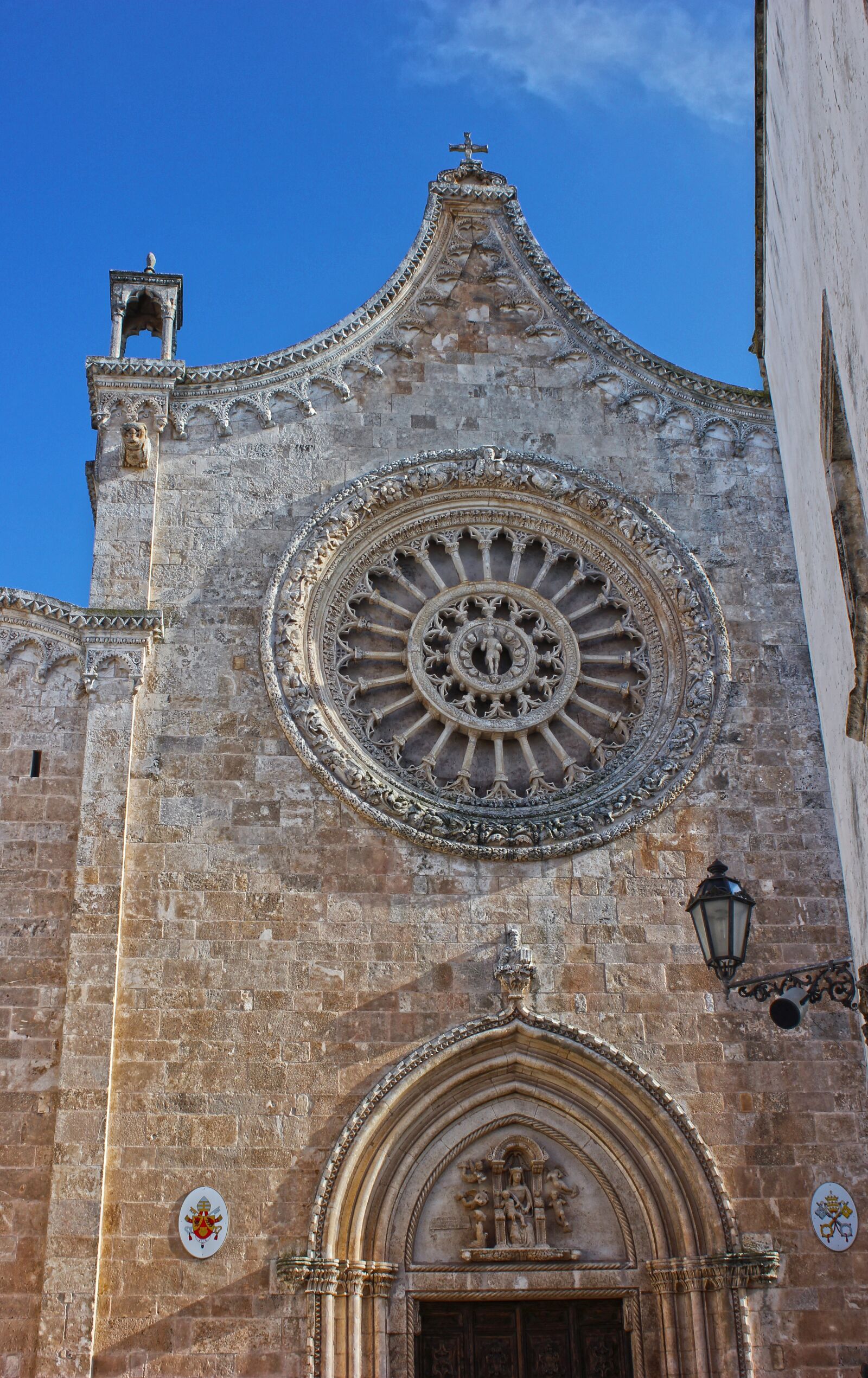 Canon EOS 550D (EOS Rebel T2i / EOS Kiss X4) sample photo. Puglia, ostuni, rose window photography