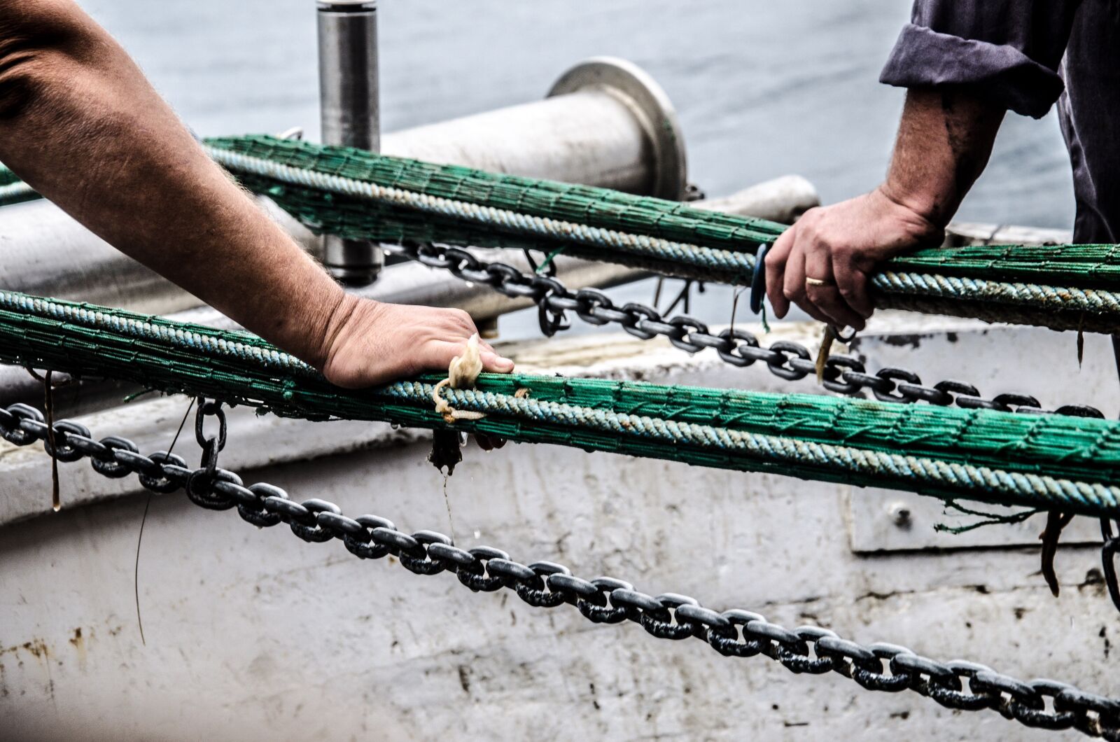 Nikon D7000 sample photo. Rope, hands, ship photography