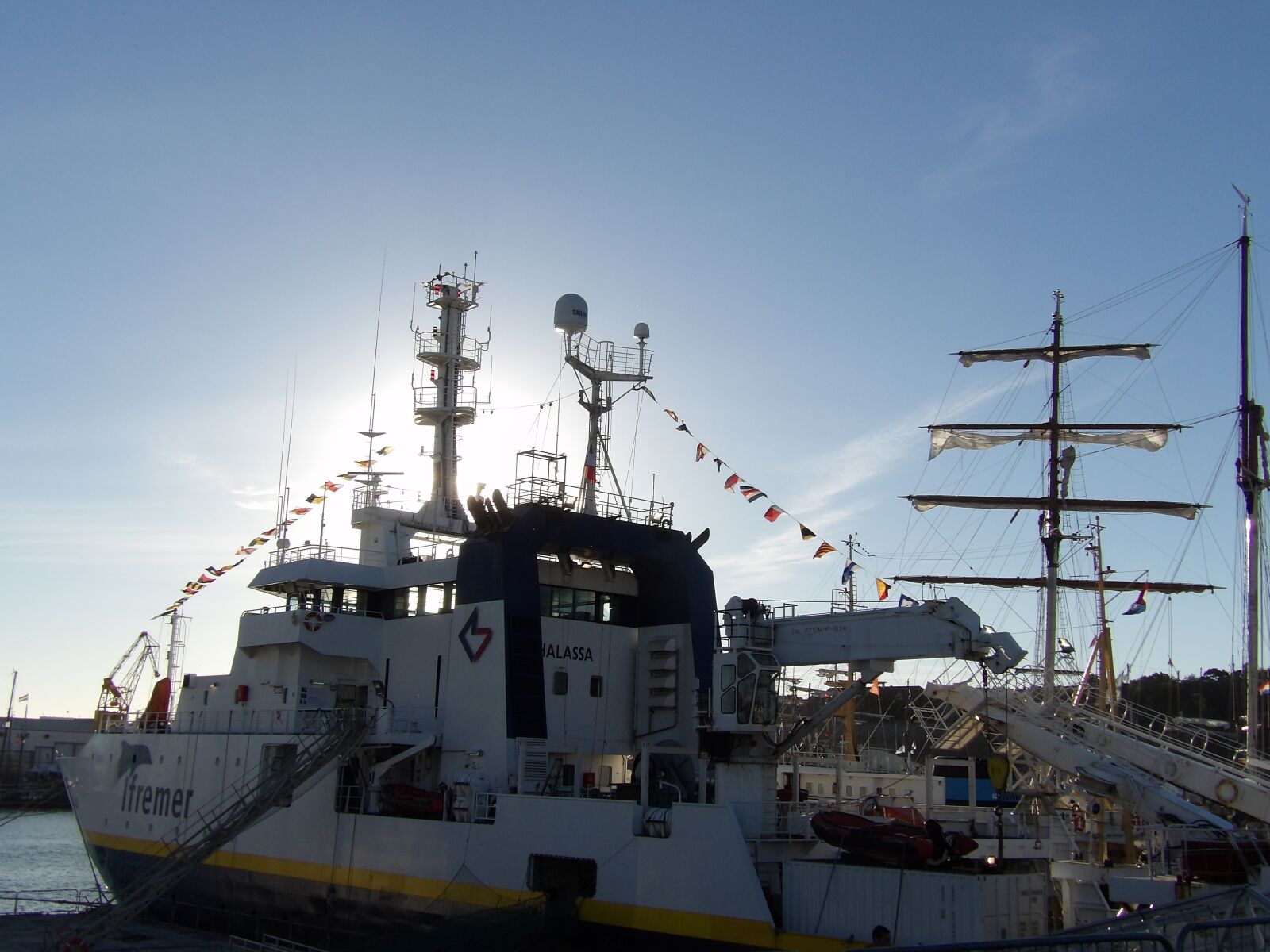 Kodak PIXPRO AZ521 sample photo. Oceanographic vessel, ifremer, scientist photography