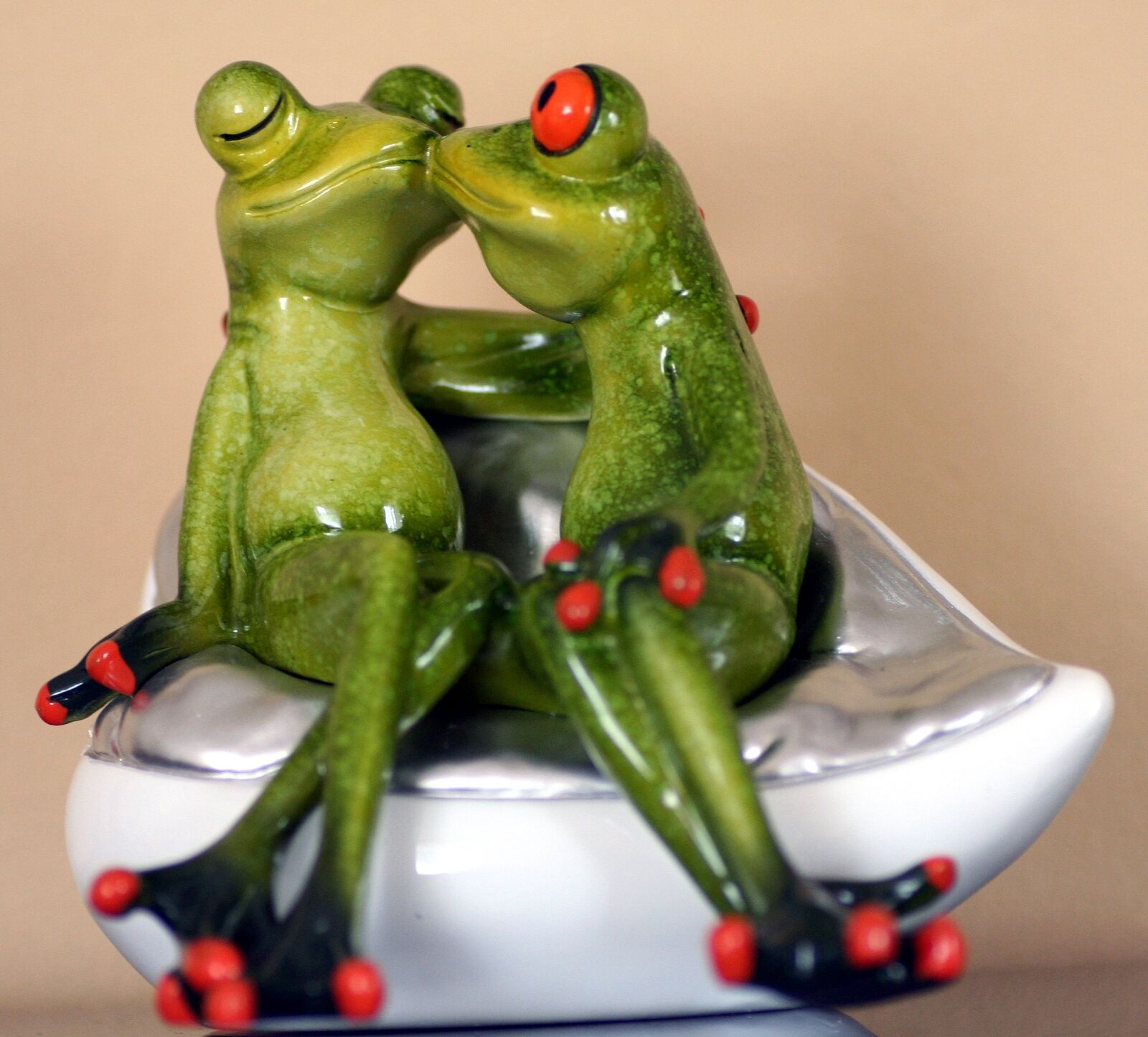 Canon EOS 350D (EOS Digital Rebel XT / EOS Kiss Digital N) sample photo. Frogs, gerardo, pottery photography