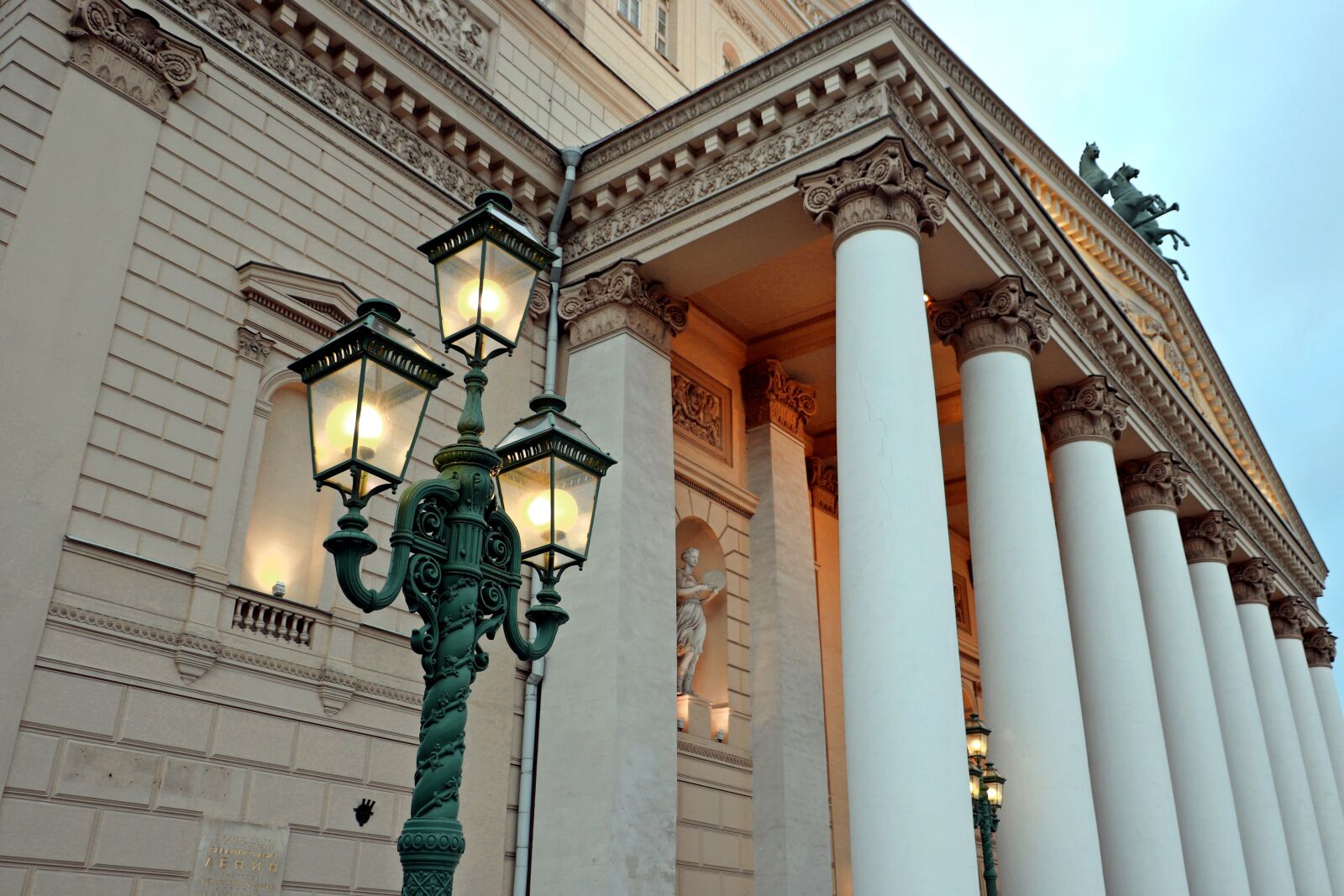 Canon EOS 200D (EOS Rebel SL2 / EOS Kiss X9) sample photo. Moscow, theatre, large photography