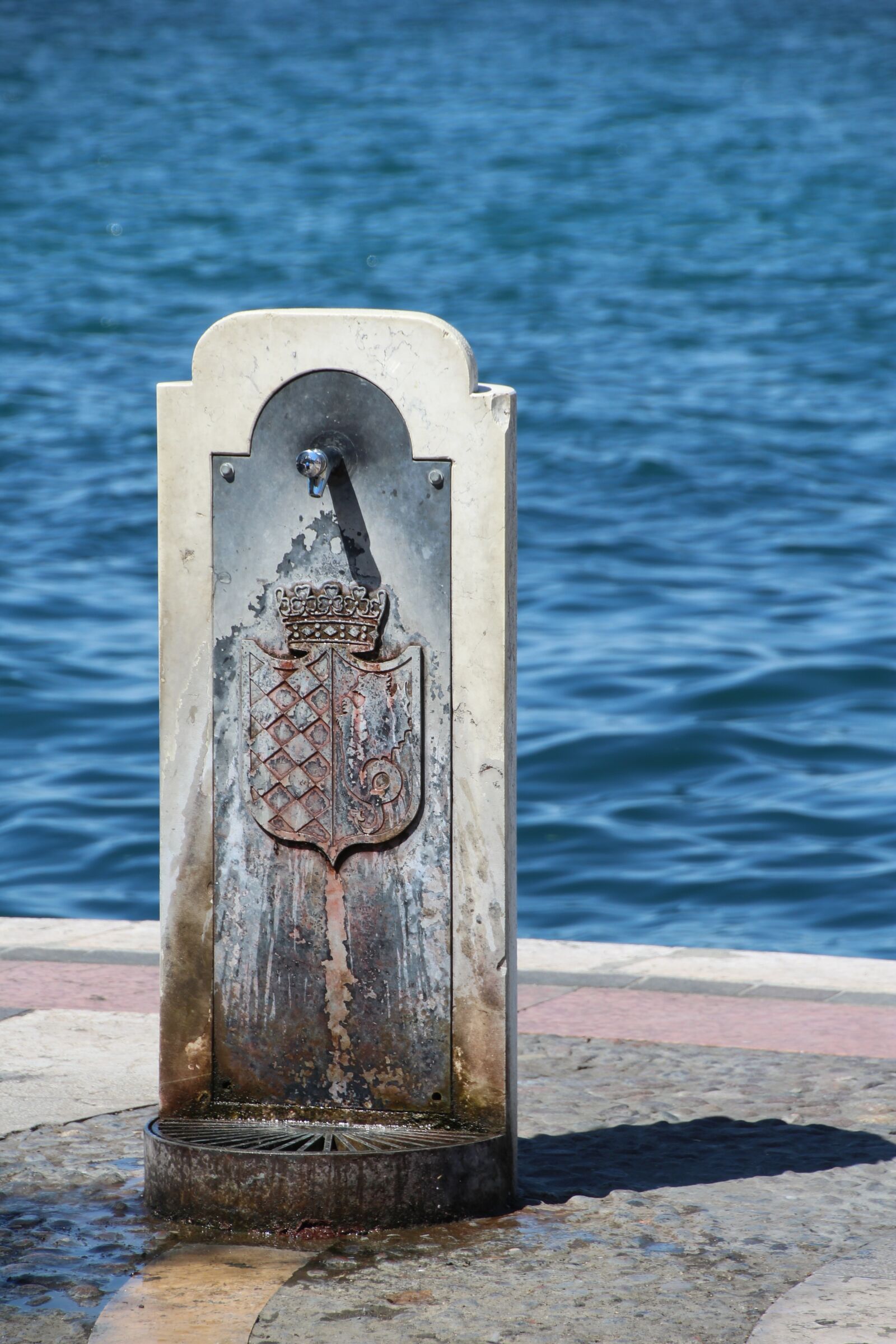 Canon EOS 1200D (EOS Rebel T5 / EOS Kiss X70 / EOS Hi) sample photo. Fountain, shadow, water photography
