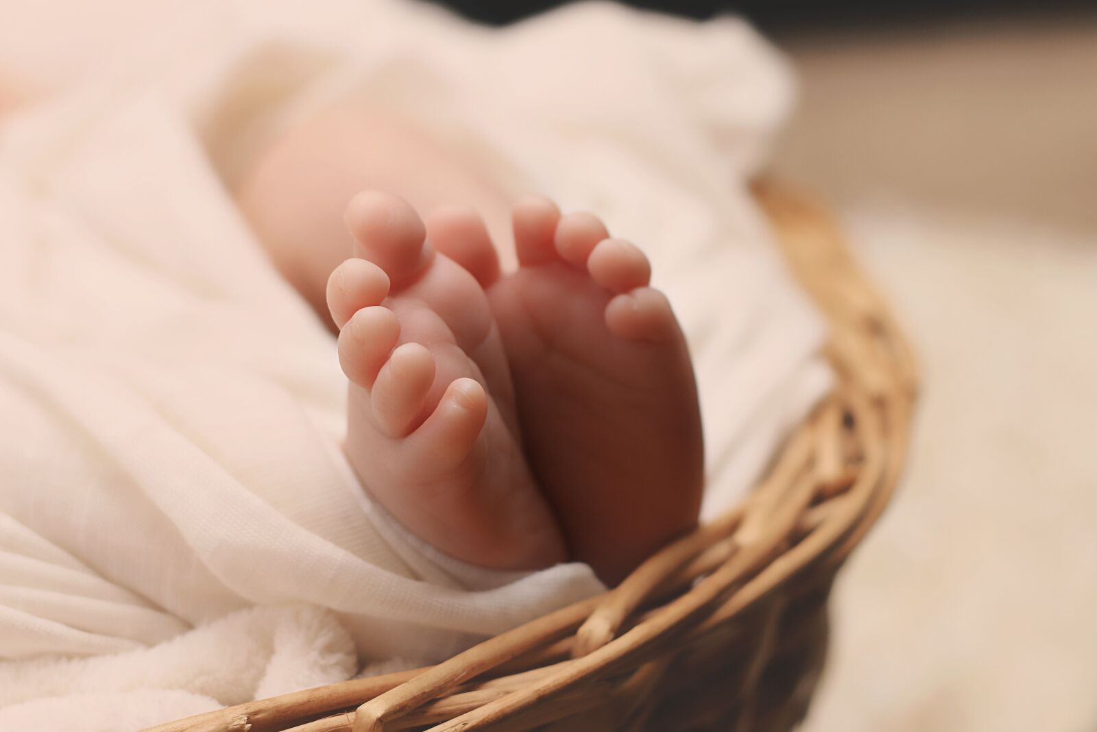 Canon EOS 70D + Canon EF 50mm F1.8 II sample photo. Newborn, baby, feet photography