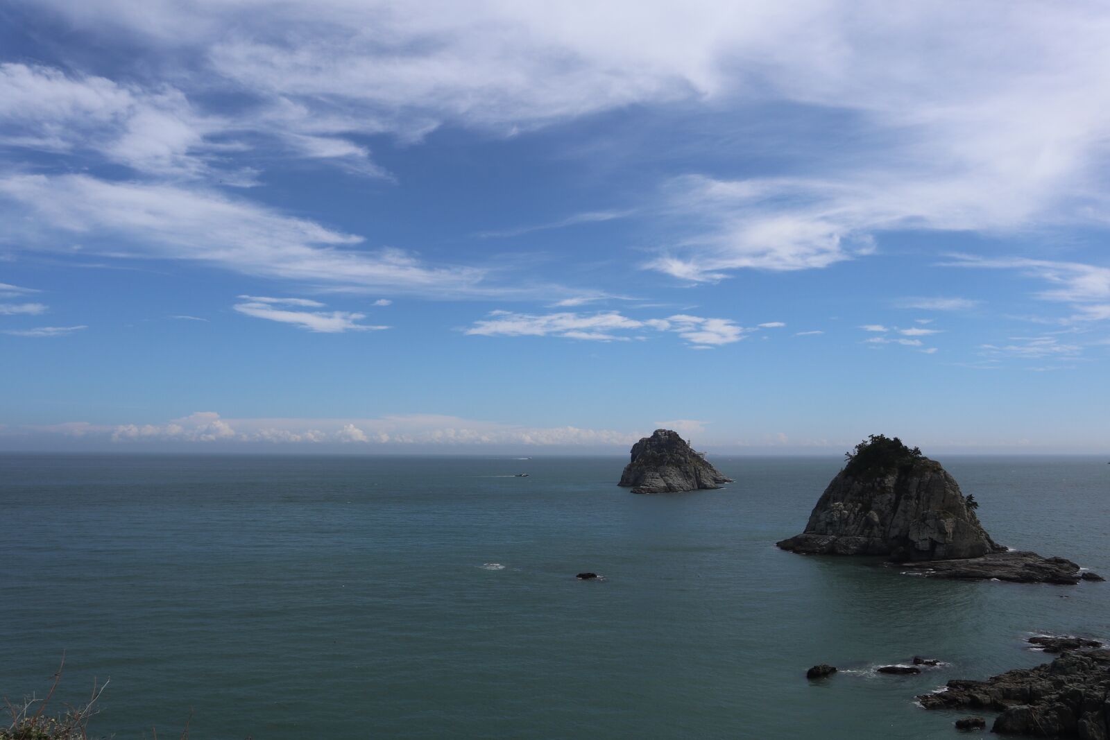 Canon EOS M100 sample photo. Sea, cliff, horizon photography