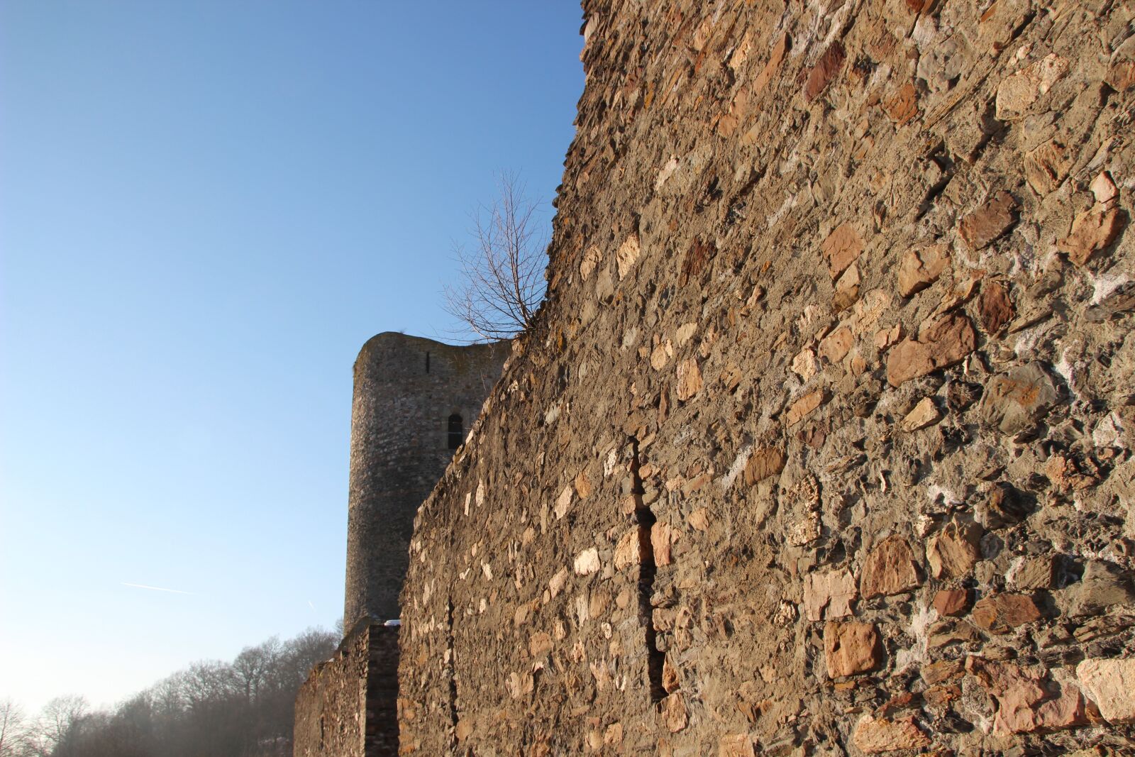 Canon EOS 600D (Rebel EOS T3i / EOS Kiss X5) sample photo. Castle, wall, fixing photography