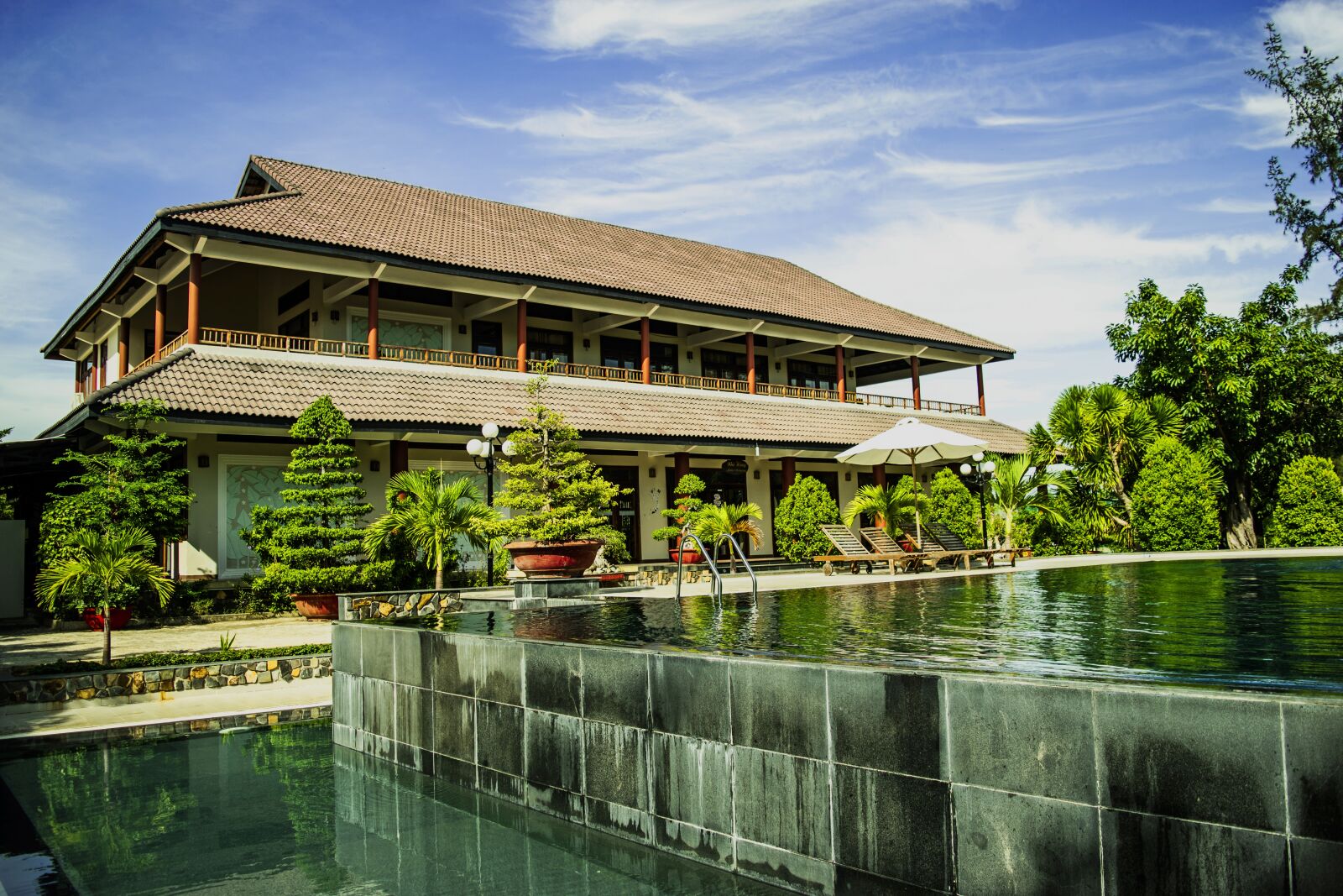 Nikon D5500 sample photo. Tropical resort, resort, pool photography