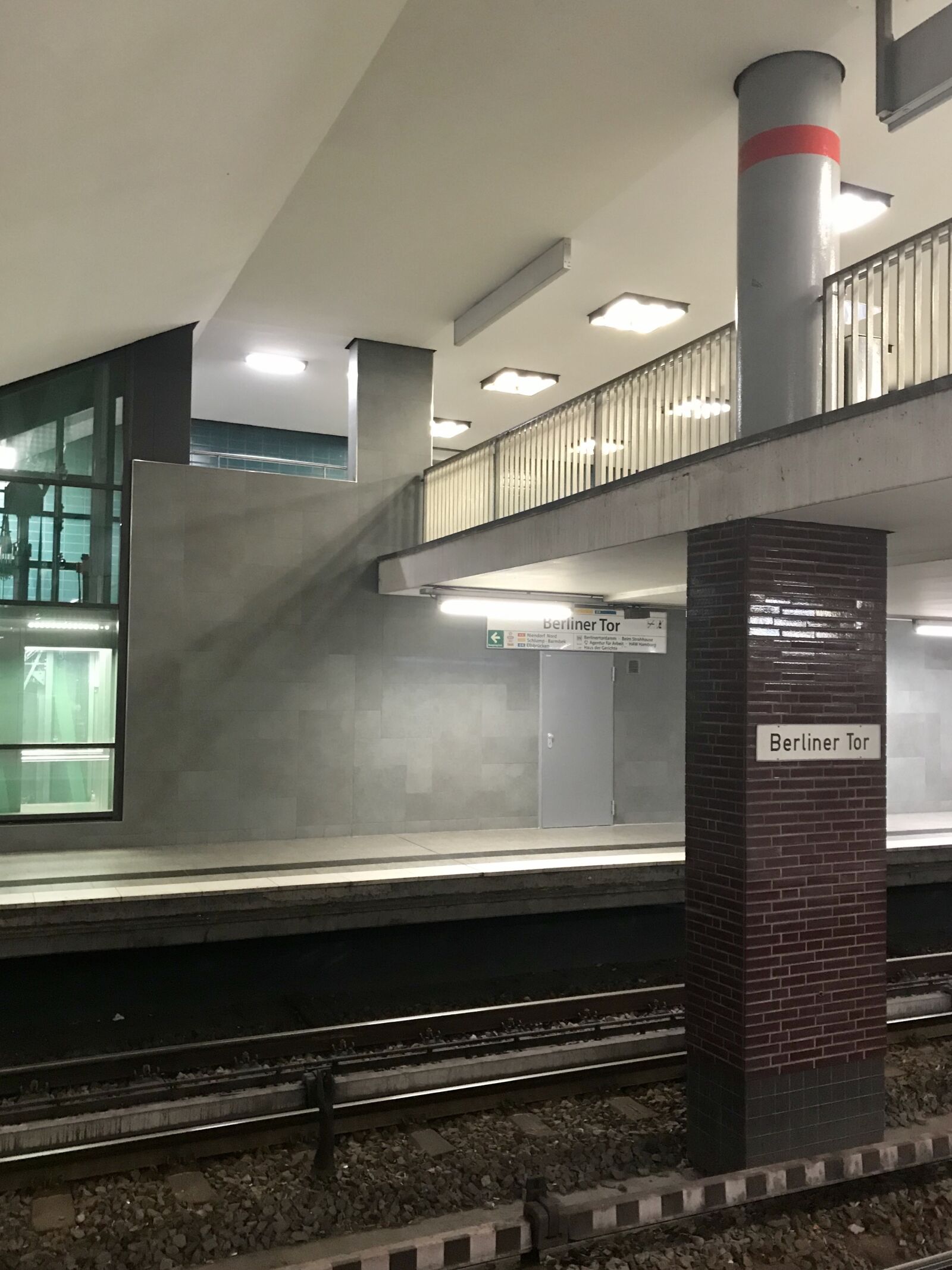 iPhone 7 back camera 3.99mm f/1.8 sample photo. Metro, hamburg, railway station photography