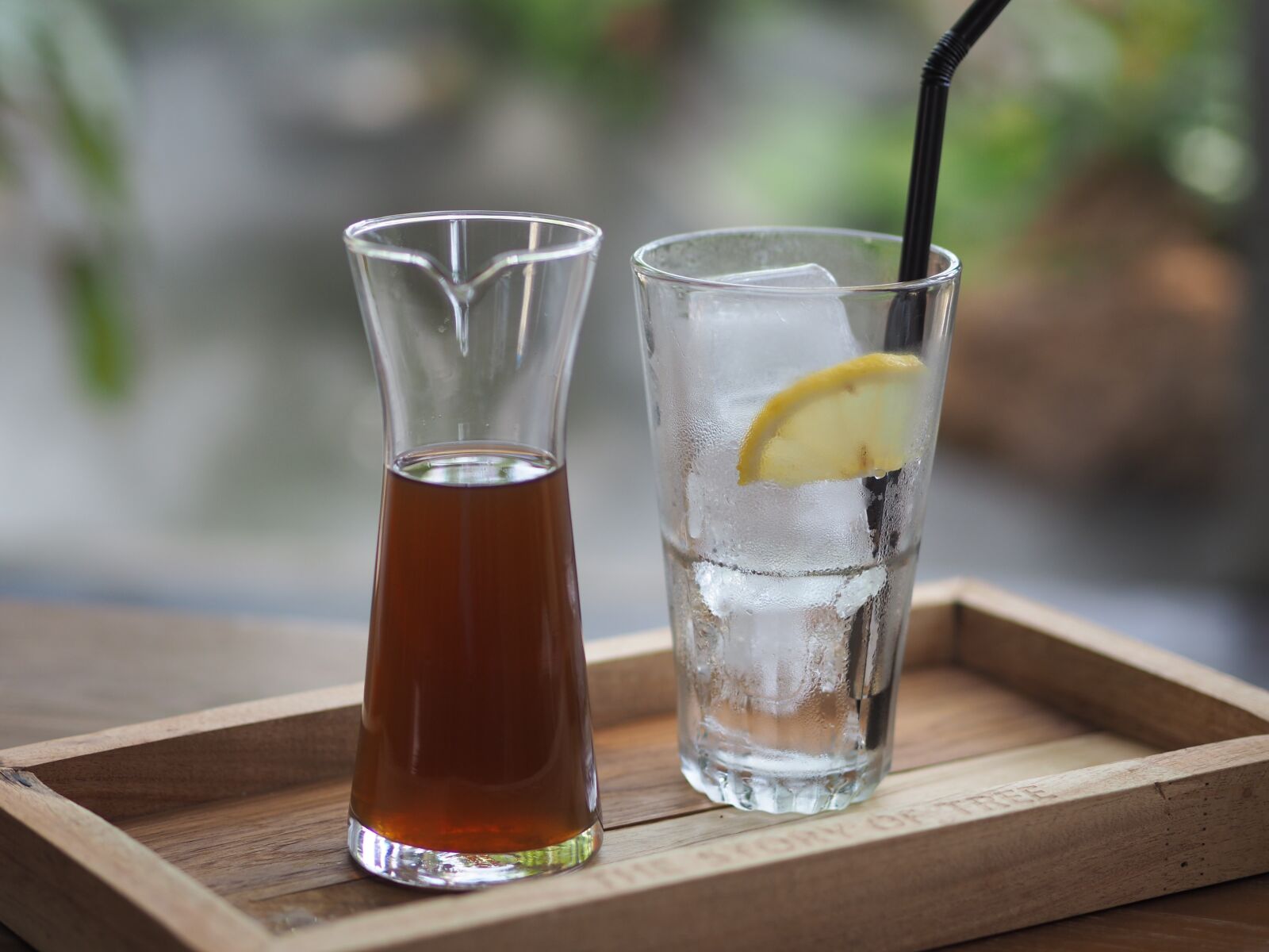 Olympus OM-D E-M10 II + Olympus M.Zuiko Digital 45mm F1.8 sample photo. Lemon tea, water, glass photography
