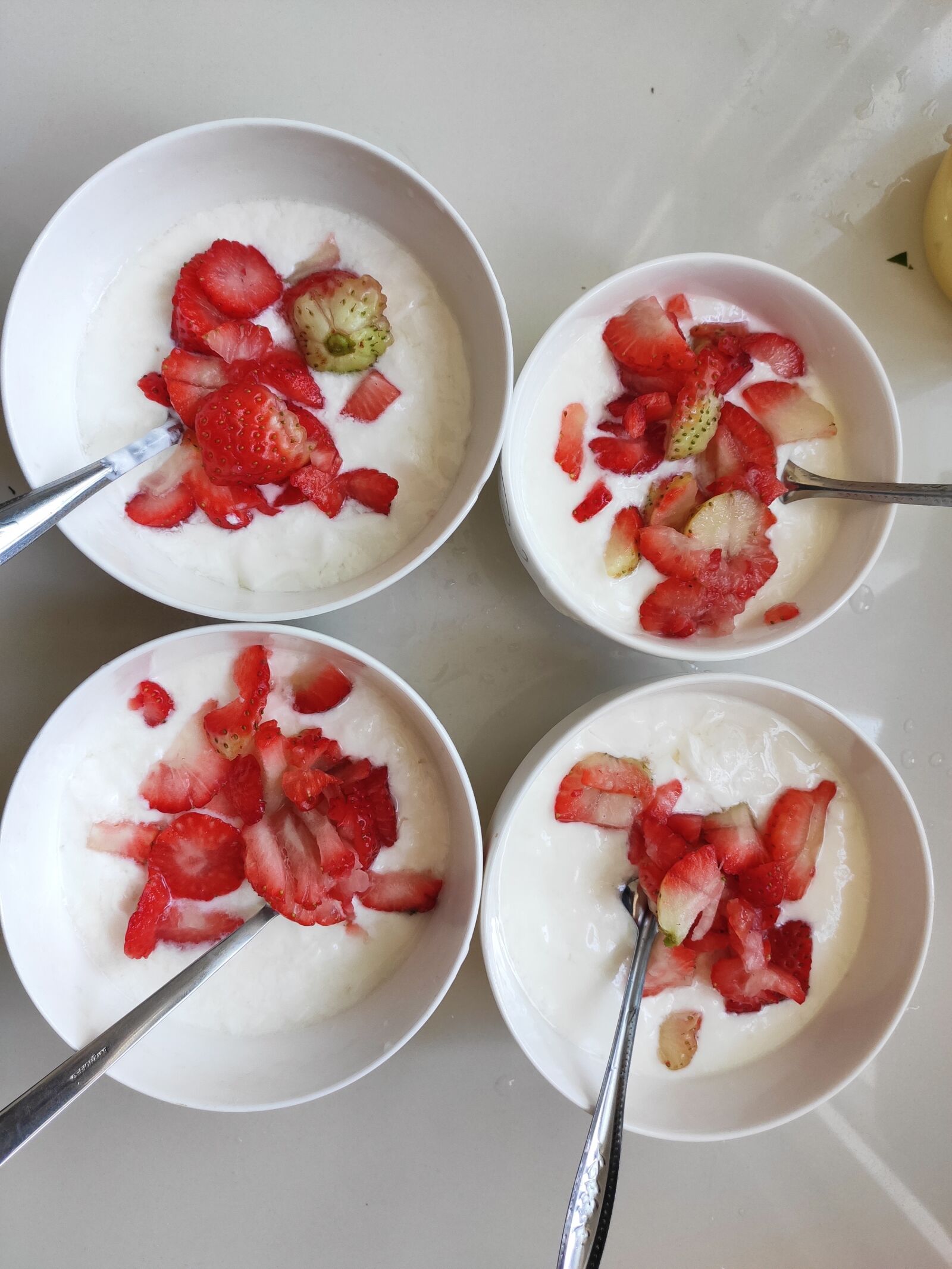 Xiaomi Mi 9 SE sample photo. Yogurt, strawberry, bowl photography