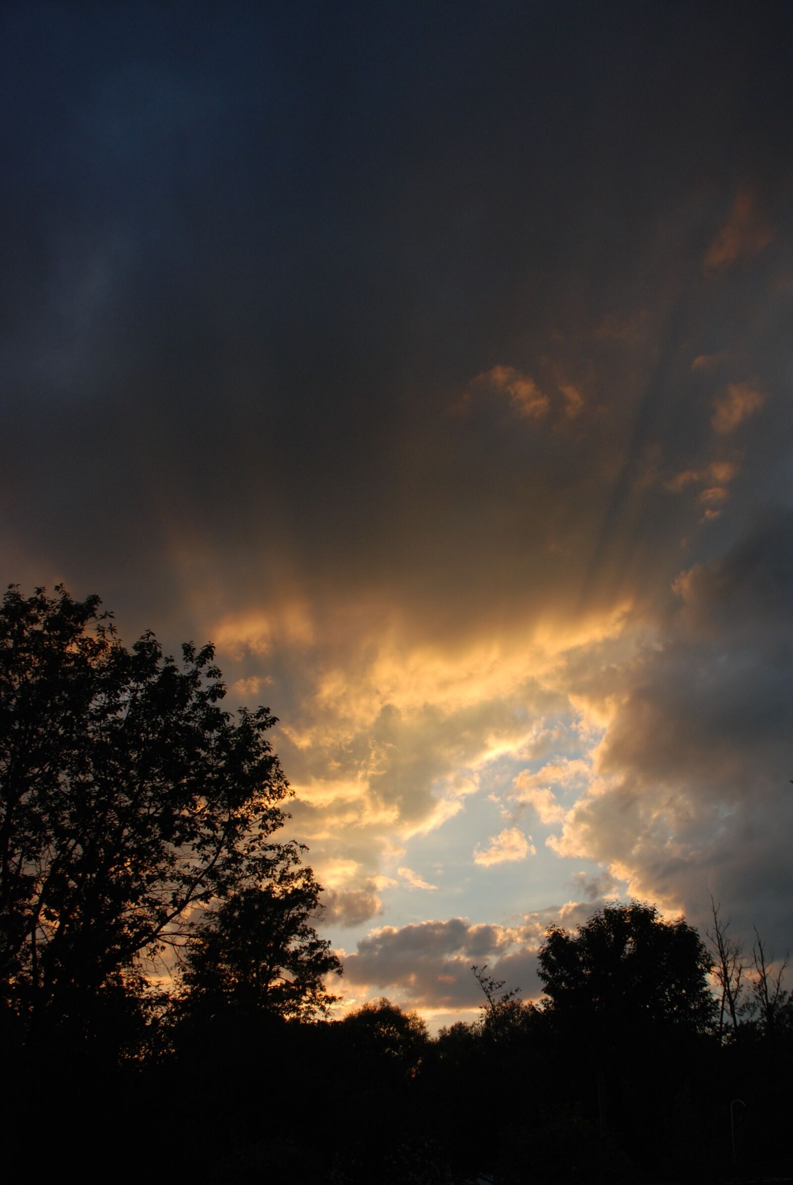 Nikon D80 sample photo. Dusk, sunbeam, sky photography