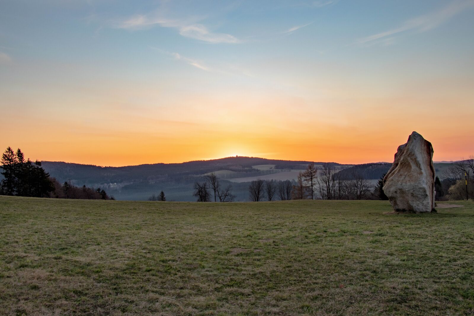 Canon EF-S 18-135mm F3.5-5.6 IS USM sample photo. Dawn, on the hill photography
