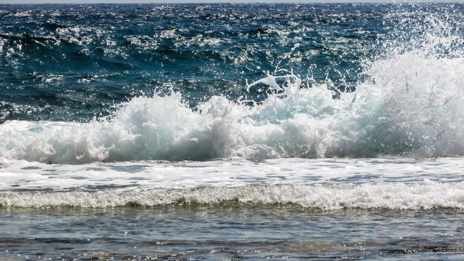Canon PowerShot SX400 IS sample photo. Wave, bubbles, foam photography