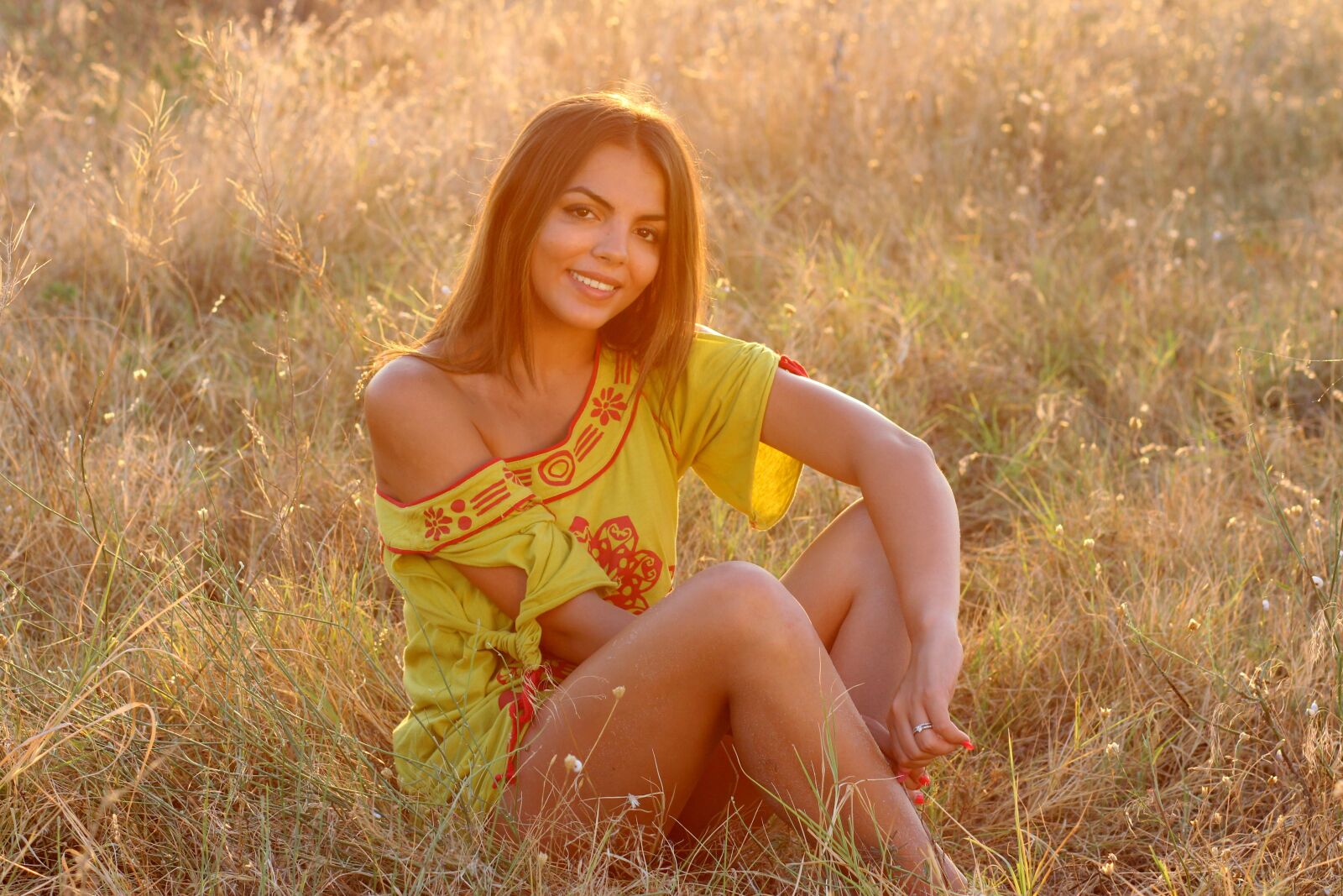 Canon EOS 700D (EOS Rebel T5i / EOS Kiss X7i) + Canon EF 85mm F1.8 USM sample photo. Girl, grass, sunset photography