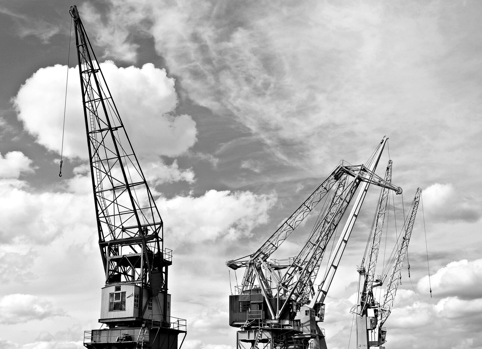 Canon EOS 550D (EOS Rebel T2i / EOS Kiss X4) sample photo. Harbour cranes, sky, clouds photography