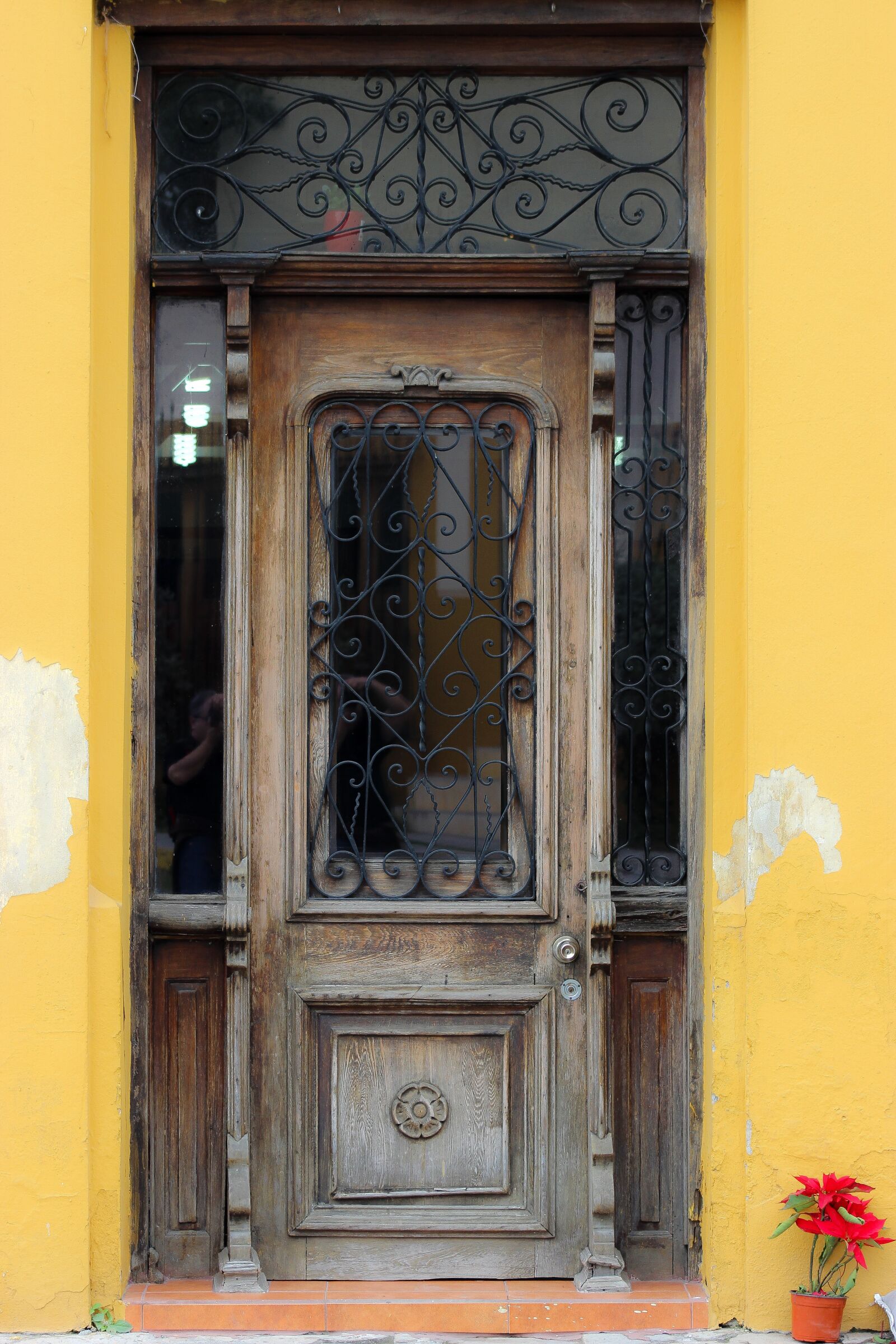 Canon EOS 600D (Rebel EOS T3i / EOS Kiss X5) sample photo. Door, architecture, house photography