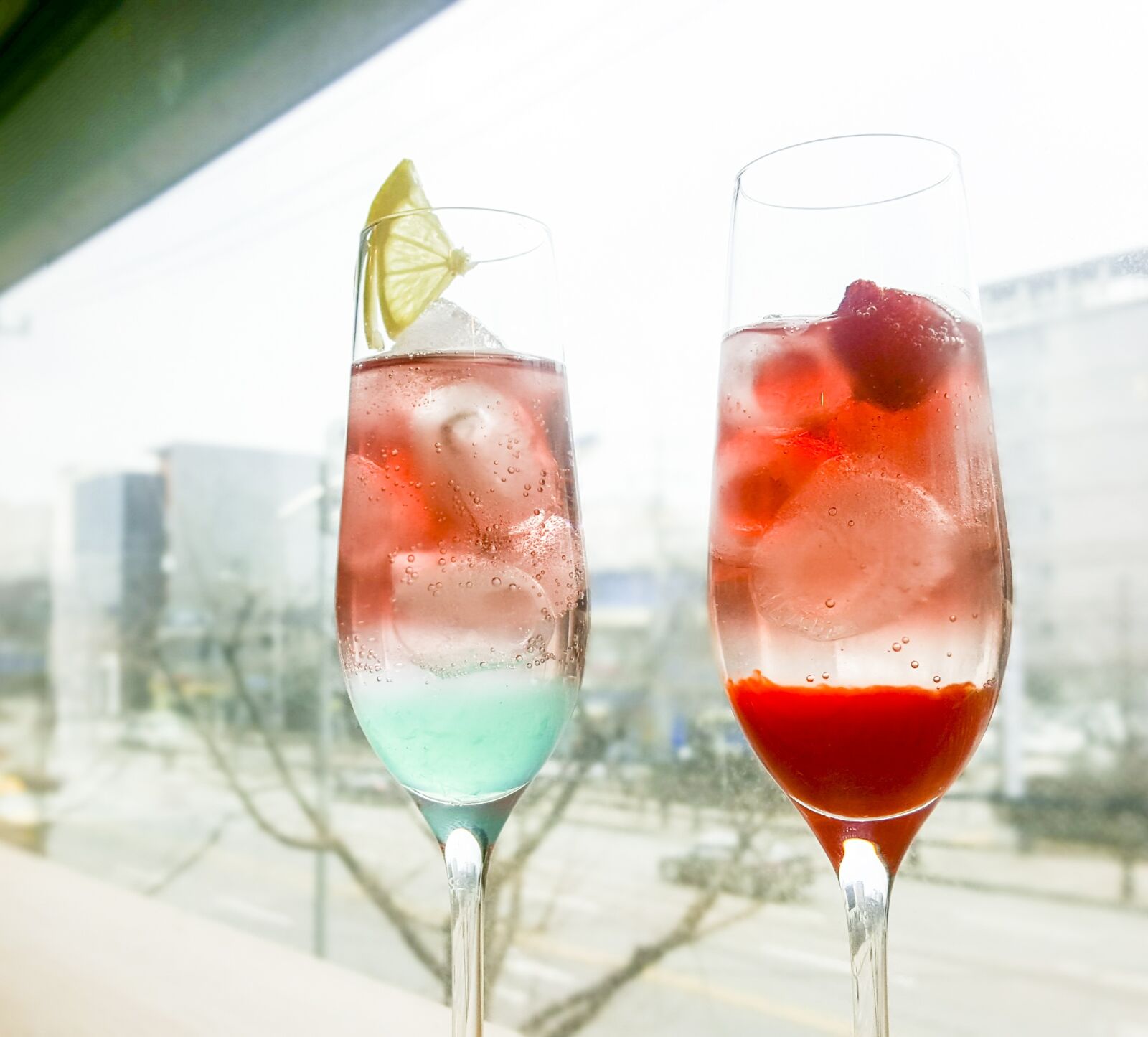 Samsung Galaxy Note5 sample photo. Cocktail, strawberry, lemon photography