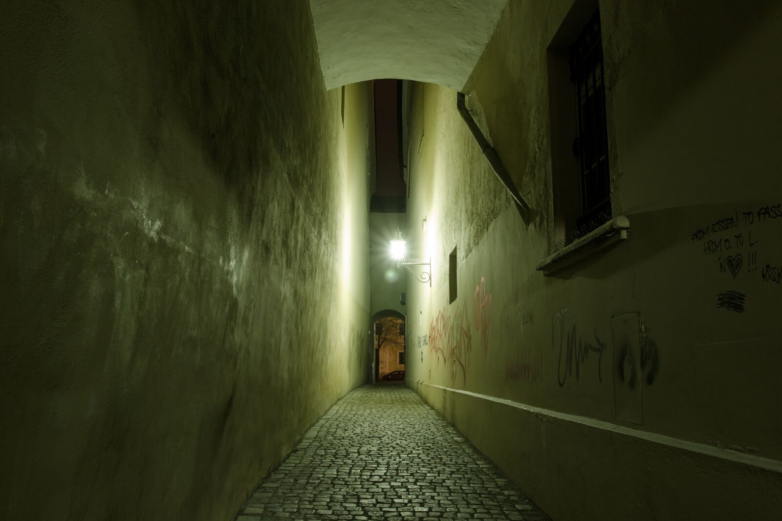 Canon EOS 600D (Rebel EOS T3i / EOS Kiss X5) sample photo. Alley, darkness, night photography