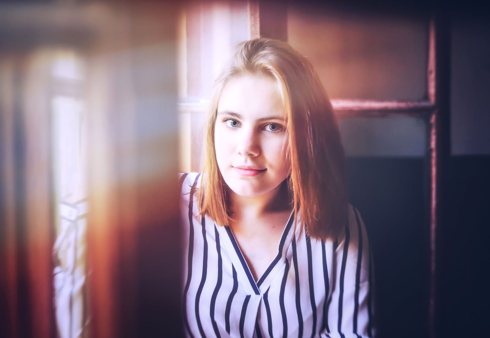 Canon EOS 5D Mark IV sample photo. Girl, window, stand by photography