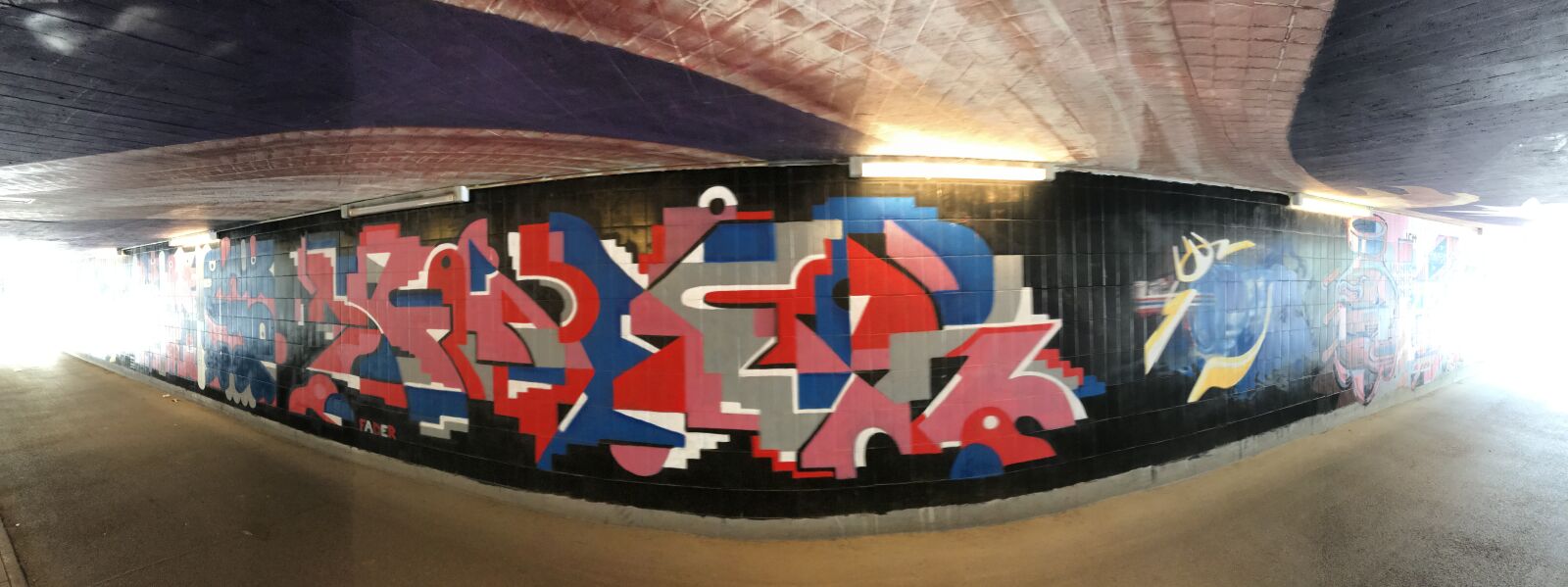 iPhone 7 back camera 3.99mm f/1.8 sample photo. Wall, graffiti, mittlerer ring photography