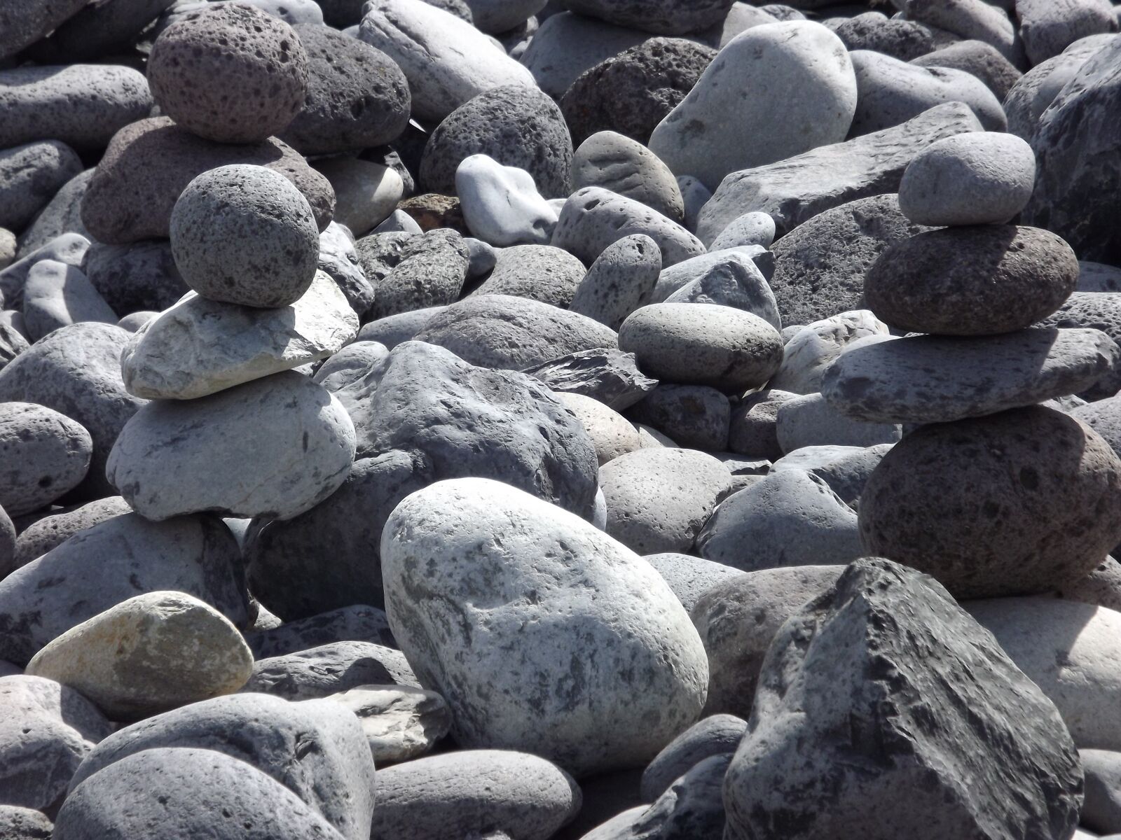 FujiFilm FinePix S4000 (FinePix S4050) sample photo. Stones, pebbles, grey photography