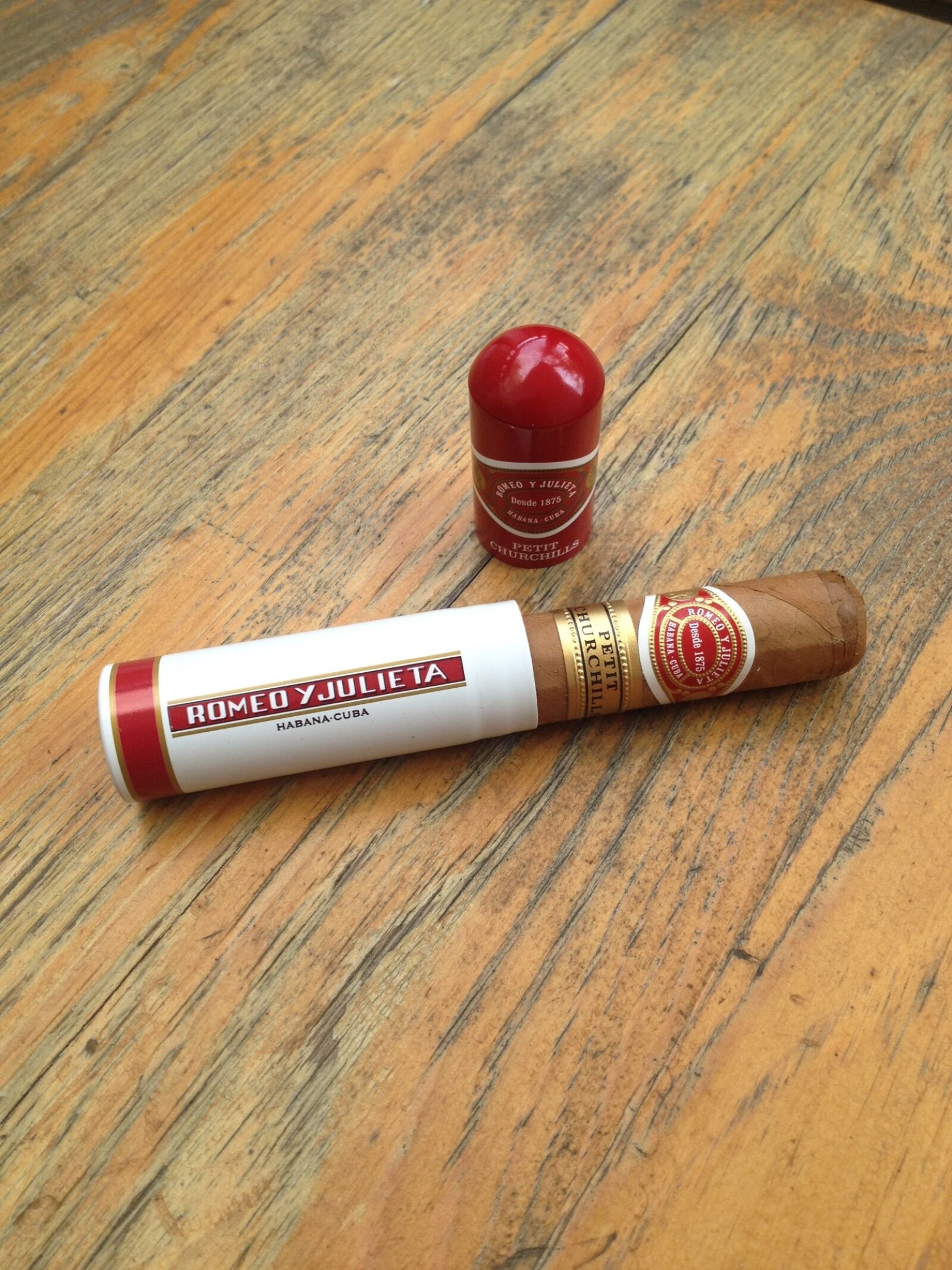 iPhone 4S back camera 4.28mm f/2.4 sample photo. Romeo y julieta, cigar photography