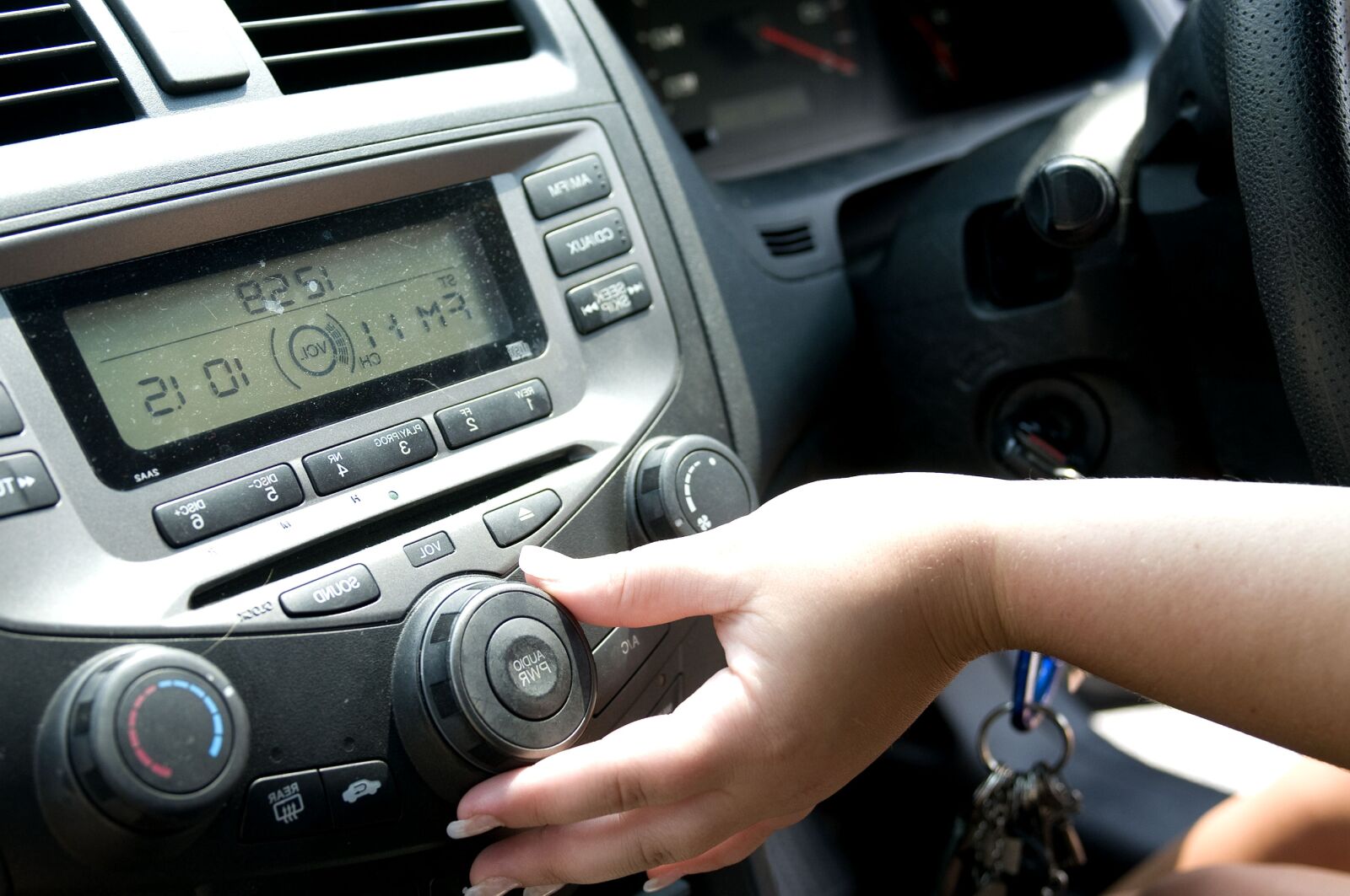 Nikon D300 sample photo. Adjusting, volume, car, radio photography